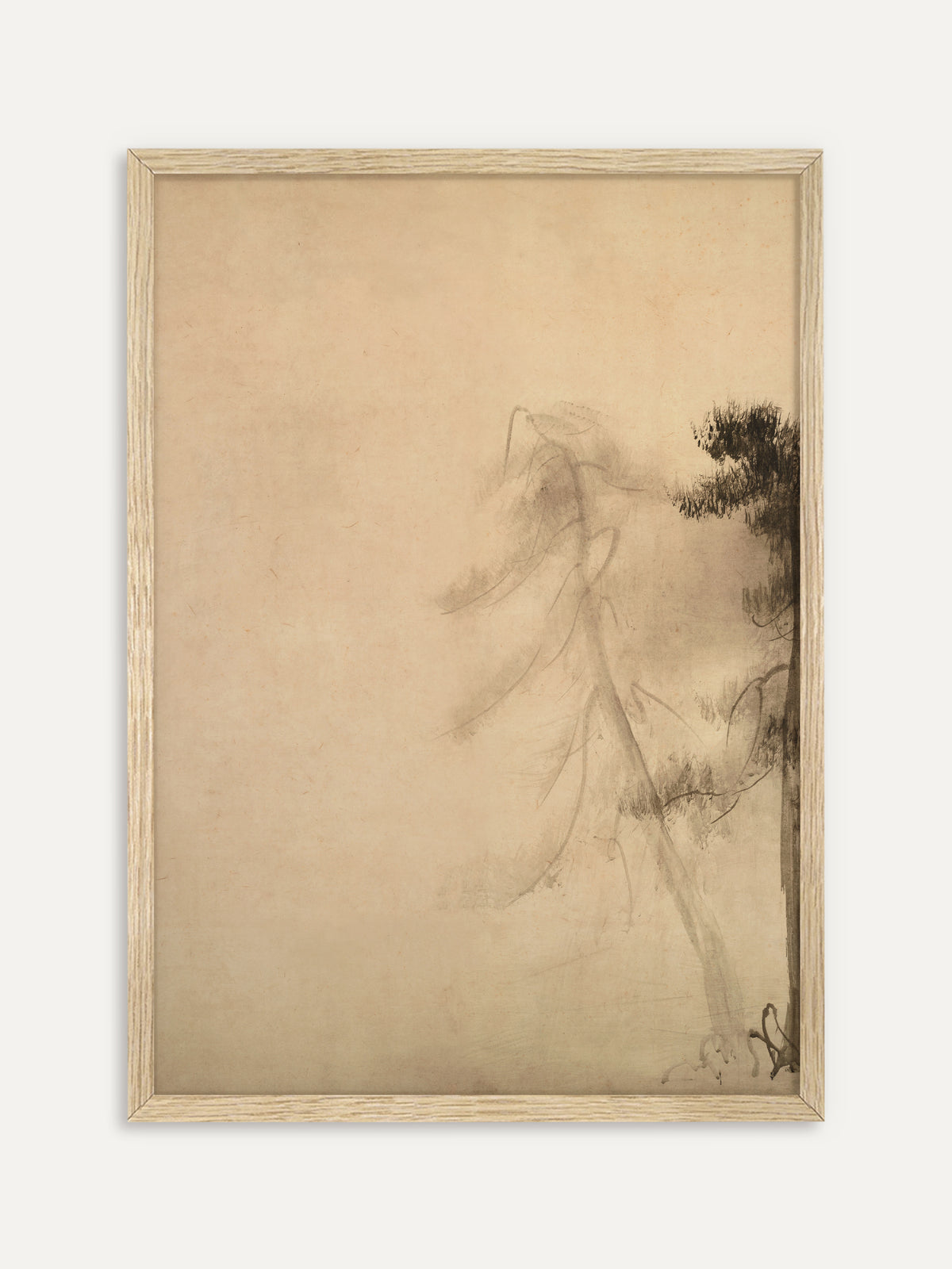Kunstdruck, der eine hohe, schräg geneigte Kiefer in blasser Tusche zeigt, die im Nebel verblasst, rechts am Rand eine dunkle Kiefer auf beigem Grund. Im Rahmen aus hellem Holz wirkt das Wabi-Sabi Motiv leicht und still. #Rahmen_Helles Holz