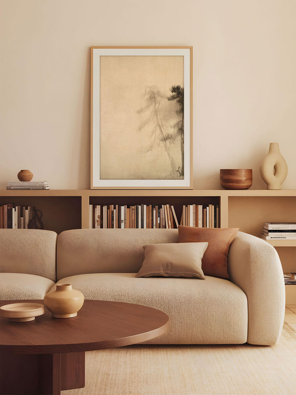 Wabi-Sabi Baum Skizze Poster in einem eleganten Wohnzimmer über einem beige-farbenen Sofa, mit einer harmonischen Kombination aus minimalistischer Kunst und warmen Erdtönen in der Raumgestaltung-