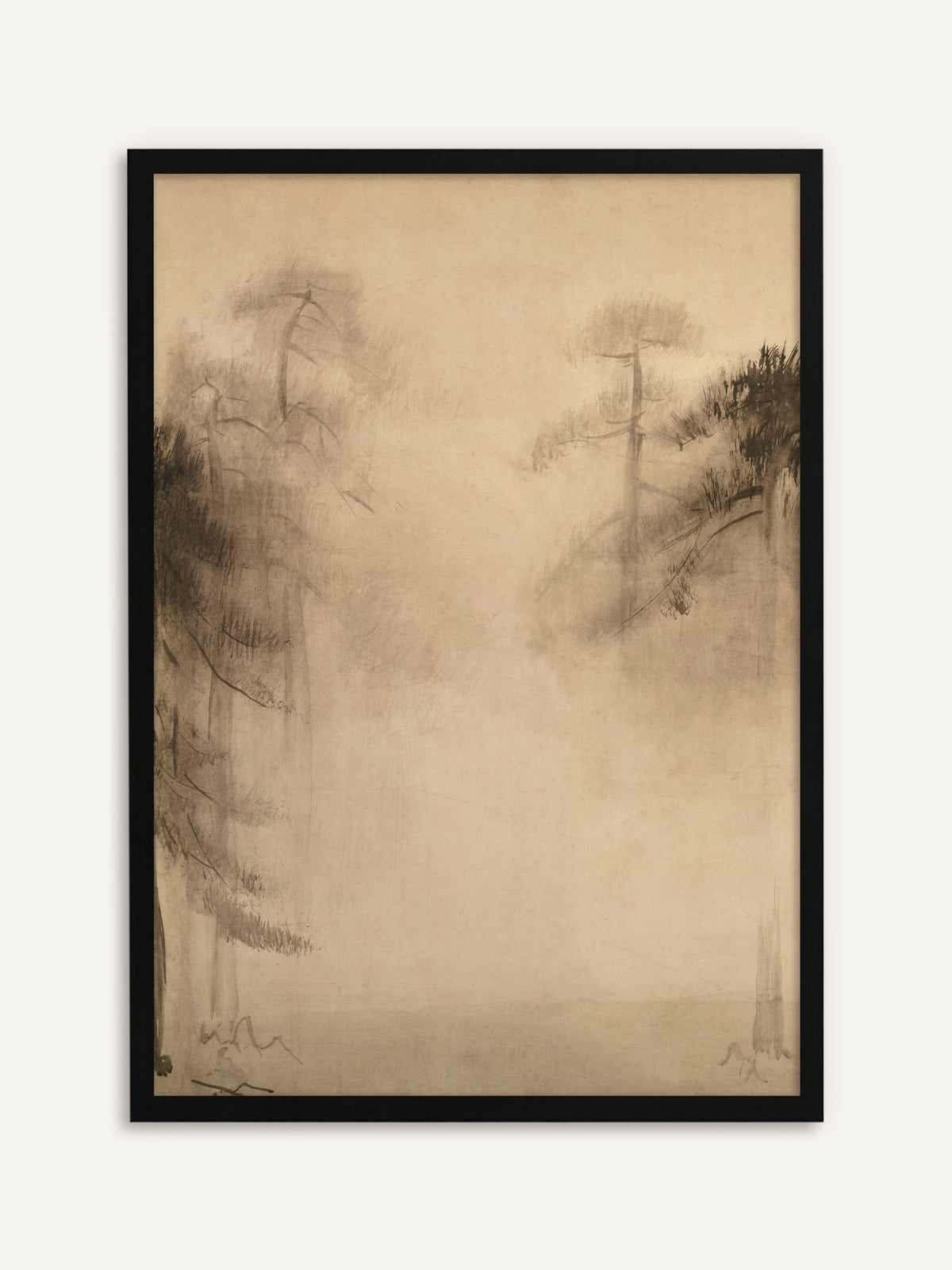 Gerahmtes Poster, das Kiefern links und rechts in zarter Tusche zeigt, zwischen denen sich eine weite, neblige Lichtung auf beigem Grund öffnet. Mit schwarzem Rahmen treten die dunklen Nadelbüschel im Japandi Stil klar hervor. #Rahmen_Schwarz