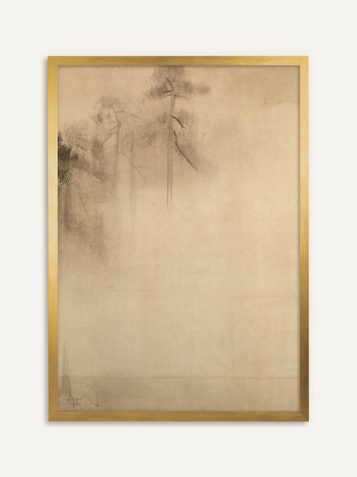 Wandbild, das hohe Kiefern oben links in blasser Tusche zeigt, die nach unten im Nebel verschwinden, während der übrige beige Grund fast leer bleibt. Im goldenen Rahmen wirkt das Bild wie eine antike Seidenmalerei. #Rahmen_Gold