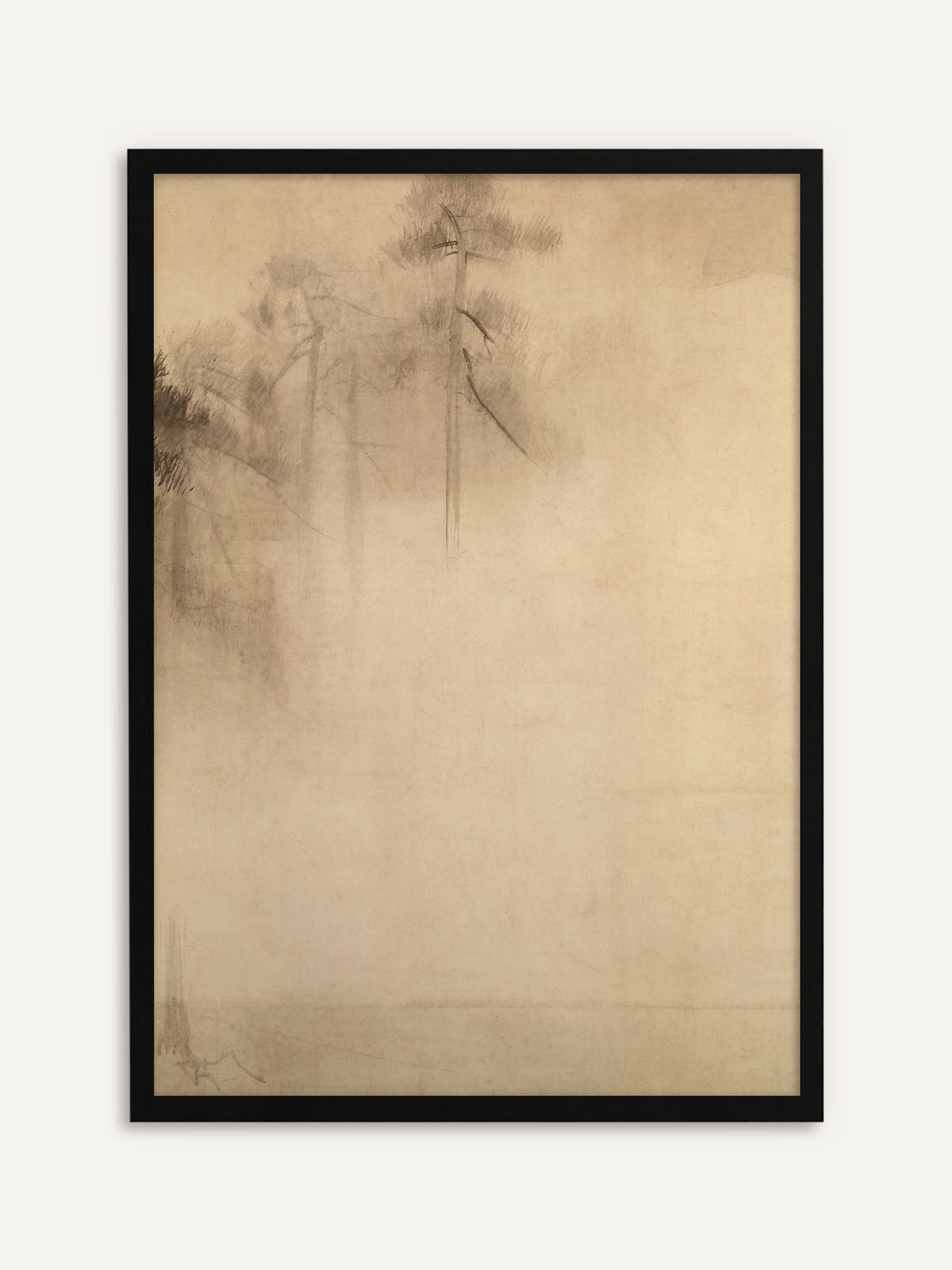 Gerahmtes Poster, das hohe Kiefern oben links in blasser Tusche zeigt, die nach unten im Nebel verschwinden, während der übrige beige Grund fast leer bleibt. Mit schwarzem Rahmen bekommt das Japandi Motiv eine klare Kontur. #Rahmen_Schwarz
