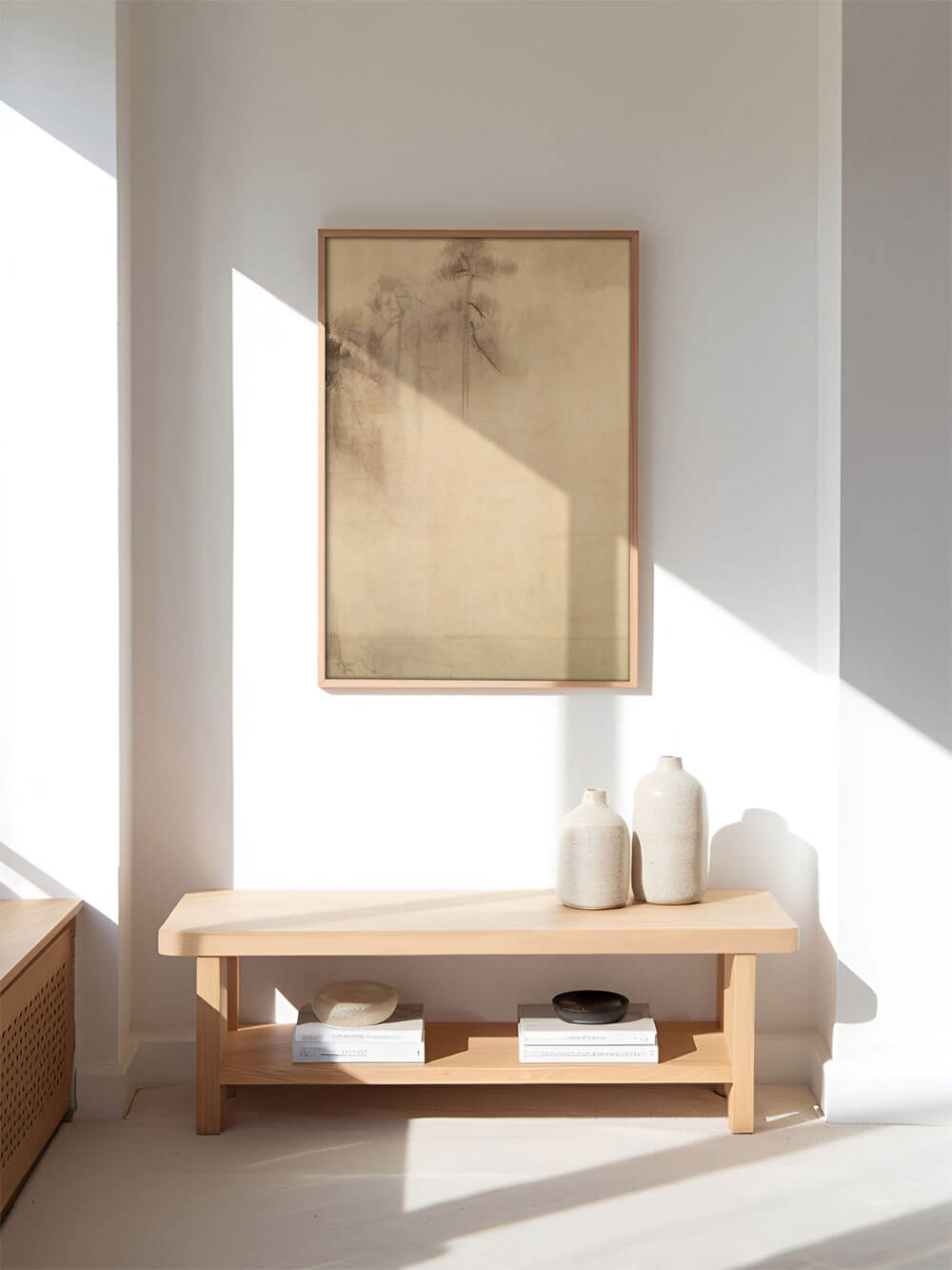 Wabi-Sabi Kiefern Skizze als Kunstdruck in einem natürlichen Holzrahmen, an der Wand eines hellen minimalistischen Raumes, der von Sonnenlicht durchflutet wird.