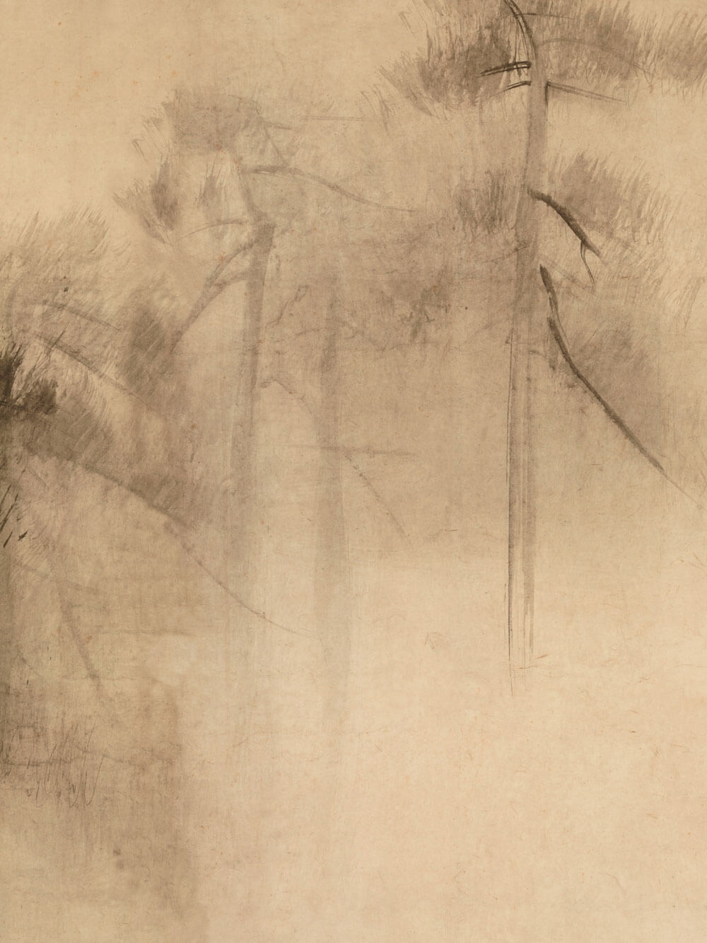 Nahaufnahme eines minimalistischen Kunstdrucks mit skizzierten Kiefern. Die Äste und Baumformen sind dezent angedeutet, während der neblige Hintergrund in sanften Beige- und Grautönen gehalten ist. Die subtile Darstellung erzeugt eine ruhige, meditative Atmosphäre.