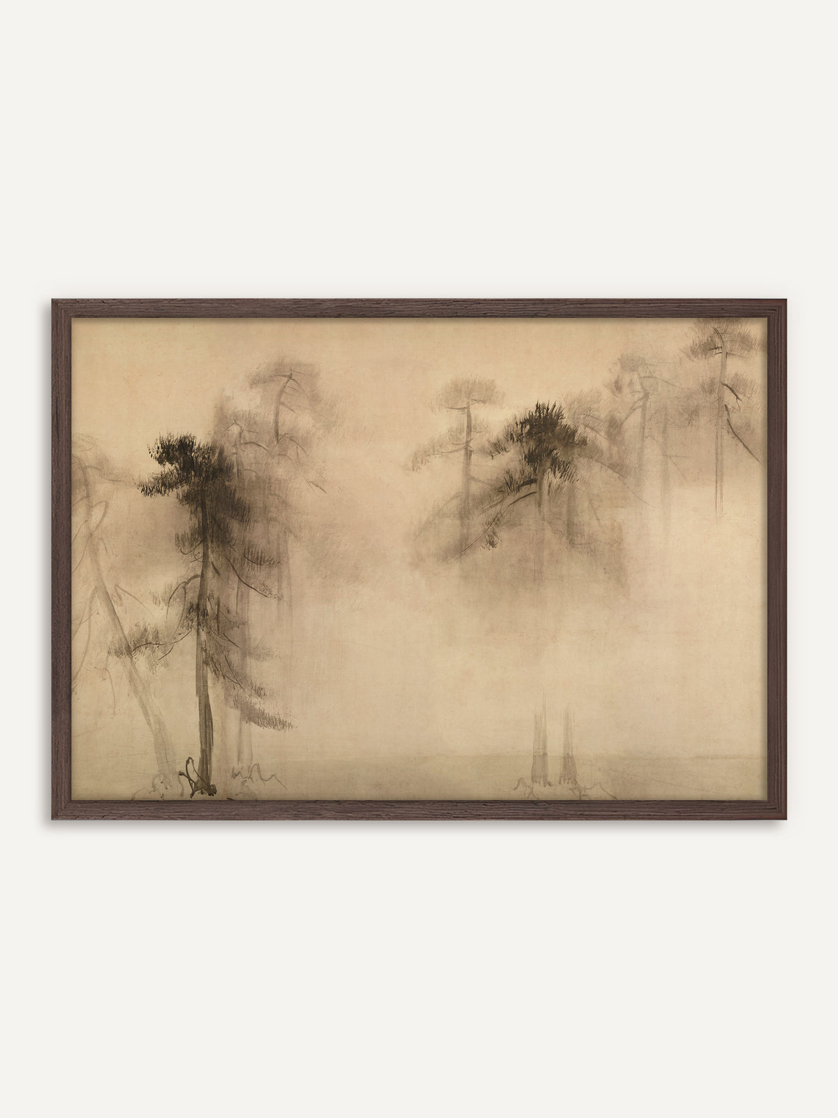 Poster, das hohe Kiefern zeigt, die in schwarzen und weichen grauen Tuschetönen aus dichtem Nebel über warmem Beige aufragen. Der Rahmen aus dunklem Holz greift die dunklen Kiefernkronen auf und gibt dem Nebel mehr Tiefe. #Rahmen_Dunkles Holz