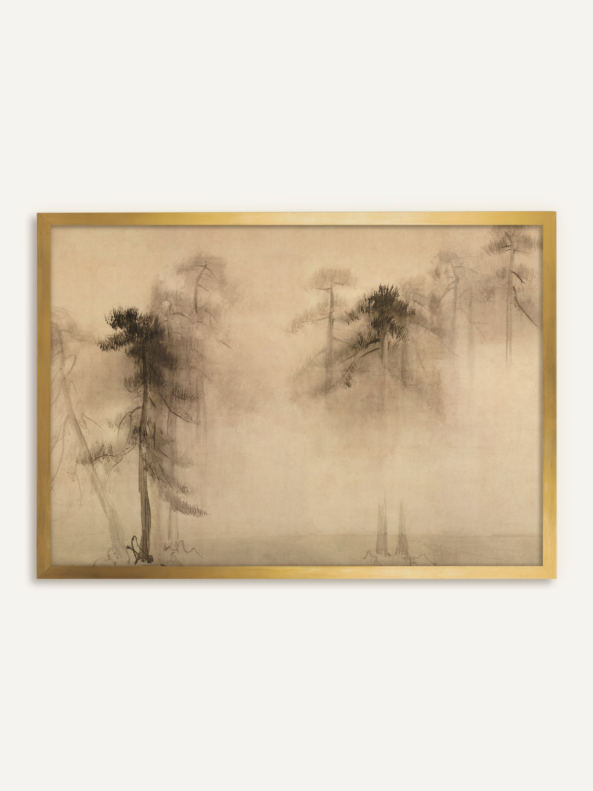 Wandbild, das hohe Kiefern zeigt, die in schwarzen und weichen grauen Tuschetönen aus dichtem Nebel über warmem Beige aufragen. Im goldenen Rahmen bekommt das zurückhaltende Motiv einen warmen, antiken Glanz. #Rahmen_Gold