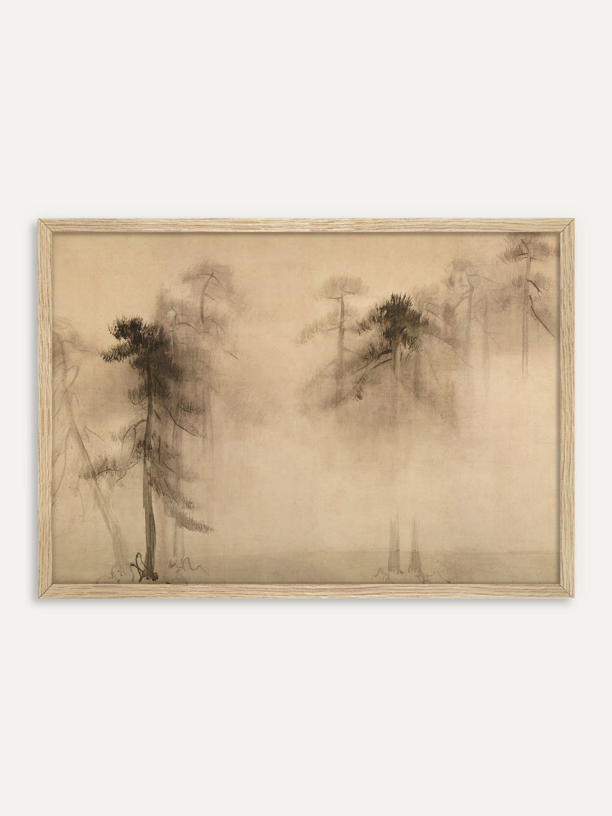 Kunstdruck, der hohe Kiefern zeigt, die in schwarzen und weichen grauen Tuschetönen aus dichtem Nebel über warmem Beige aufragen. Im Rahmen aus hellem Holz bleibt die Wabi-Sabi-Landschaft leicht und hell. #Rahmen_Helles Holz