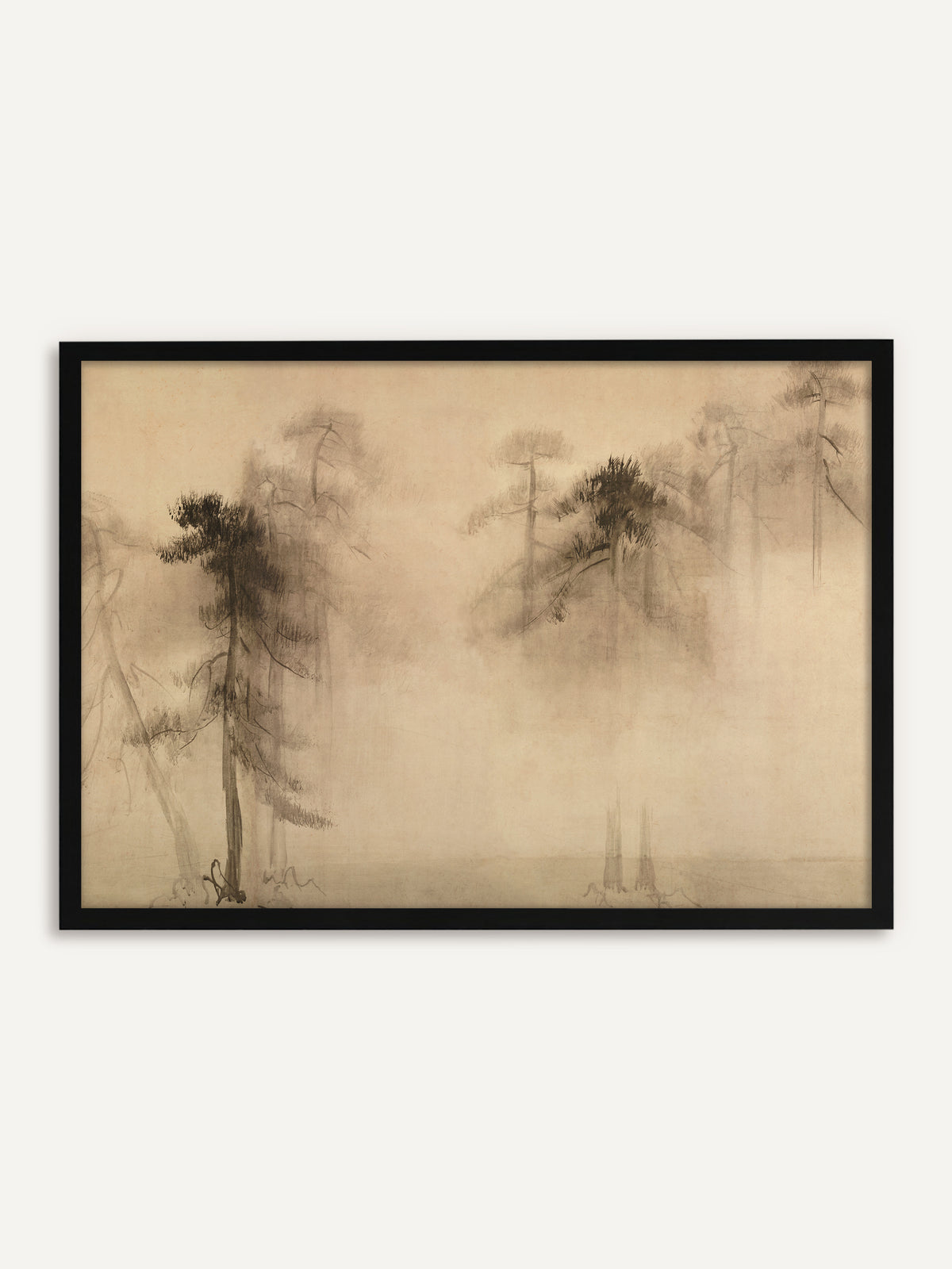 Gerahmtes Poster, das hohe Kiefern zeigt, die in schwarzen und weichen grauen Tuschetönen aus dichtem Nebel über warmem Beige aufragen. Mit schwarzem Rahmen wirkt die japanische Kiefernlandschaft klar und grafisch, passend zum Japandi-Stil. #Rahmen_Schwarz