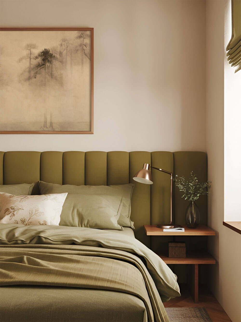 Ein stilvoll eingerichtetes Schlafzimmer mit grünen Bettwäsche und einem wabi-sabi-inspirierten Kiefern-Kunstdruck, der über dem Bett hängt. Der Druck harmoniert mit den natürlichen Farbtönen des Raumes.