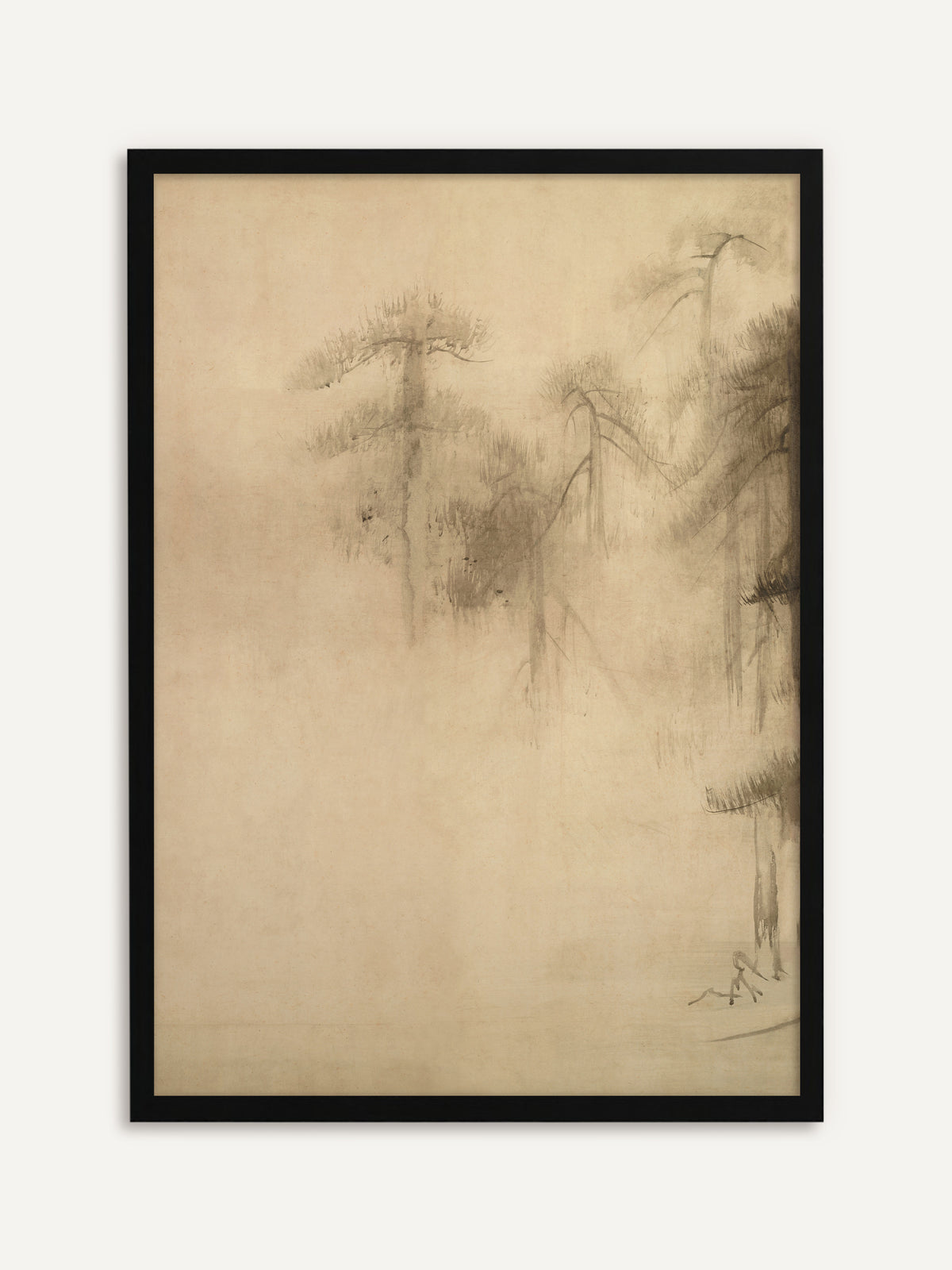 Gerahmtes Poster, das mehrere hohe Kiefern in grauer Tusche zeigt, die aus dichtem Nebel aufragen und am rechten Rand dunkler werden. Mit schwarzem Rahmen werden die Baumstämme im Japandi Stil grafisch betont. #Rahmen_Schwarz