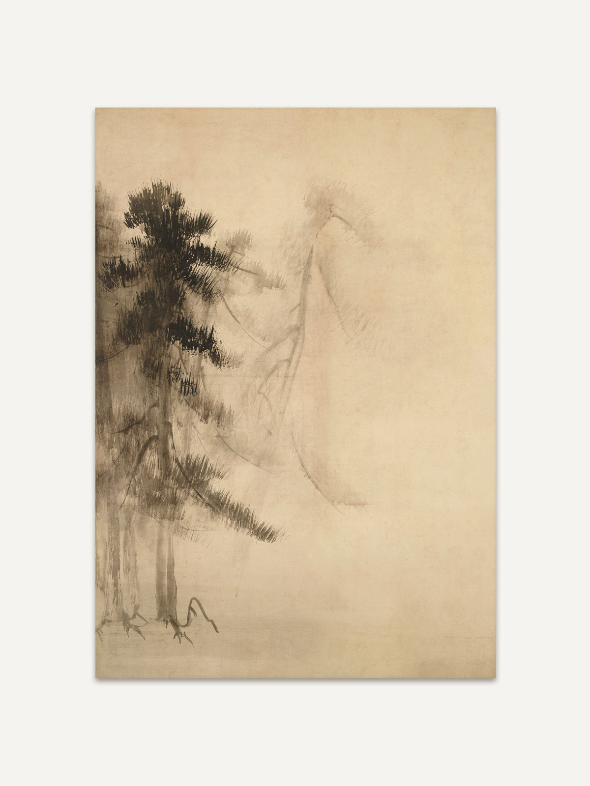 Minimalistische Wabi-Sabi-Kiefernzeichnung auf beigem Hintergrund, die ruhige und naturverbundene Ästhetik widerspiegelt, mit zarten Pinselstrichen, die die Form und Bewegung der Kiefern dezent einfangen. #Rahmen_Ohne Rahmen