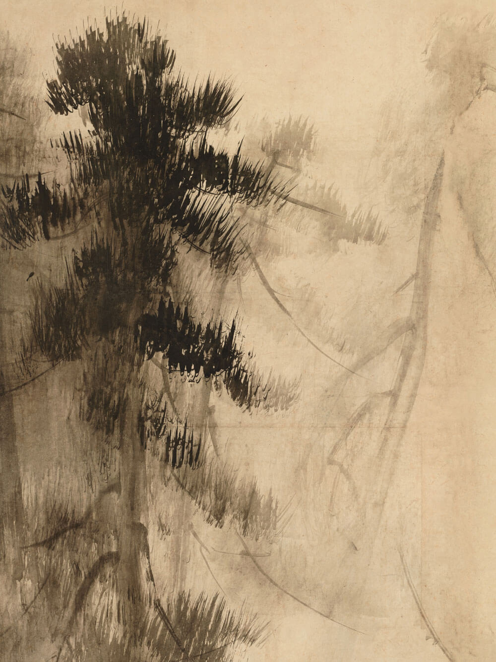 Detail einer Wabi-Sabi-Kiefernzeichnung mit intensiven, schwarzen Pinselstrichen, die die Textur der Nadeln und Äste hervorheben. Der beige Hintergrund verleiht dem Bild eine ruhige, natürliche Atmosphäre.