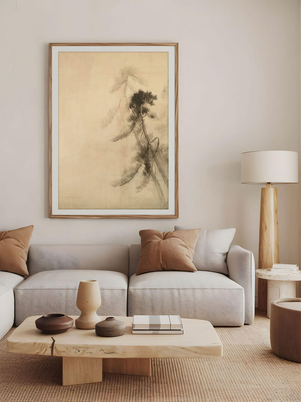 Minimalistischer Kunstdruck einer Kiefer im Wabi-Sabi-Stil, eingerahmt und aufgehängt über einem modernen beigen Sofa in einem stilvollen, hellen Wohnzimmer.