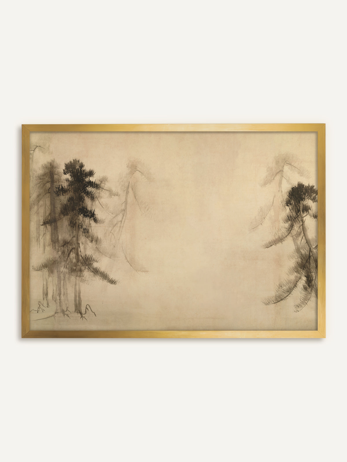 Wandbild, das Kiefern am linken und rechten Rand zeigt, die in schwarzen und grauen Tuschetönen aus dem Nebel treten, dazwischen eine weite, leere Fläche in warmem Beige. Im goldenen Rahmen bekommt die neblige Landschaft einen warmen, antiken Charakter. #Rahmen_Gold