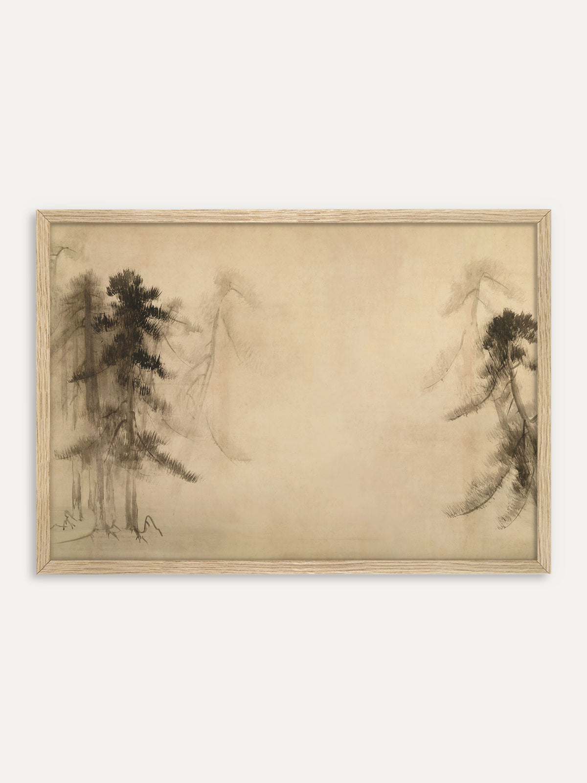 Kunstdruck, der Kiefern am linken und rechten Rand zeigt, die in schwarzen und grauen Tuschetönen aus dem Nebel treten, dazwischen eine weite, leere Fläche in warmem Beige. Im Rahmen aus hellem Holz unterstreicht das Bild die stille Leere des Wabi-Sabi-Motivs. #Rahmen_Helles Holz