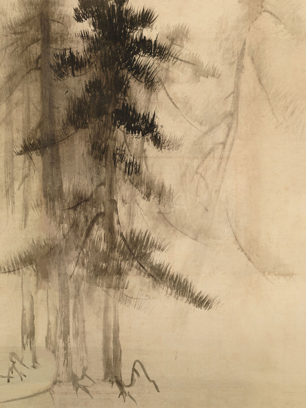Detailaufnahme einer Wabi-Sabi Kiefernskizze, die eine subtile, minimalistische Darstellung von Kiefern in sanften, verblassenden Tönen zeigt. Die Äste und Nadeln der Bäume sind schemenhaft und kunstvoll skizziert, was eine ruhige, meditative Atmosphäre vermittelt.