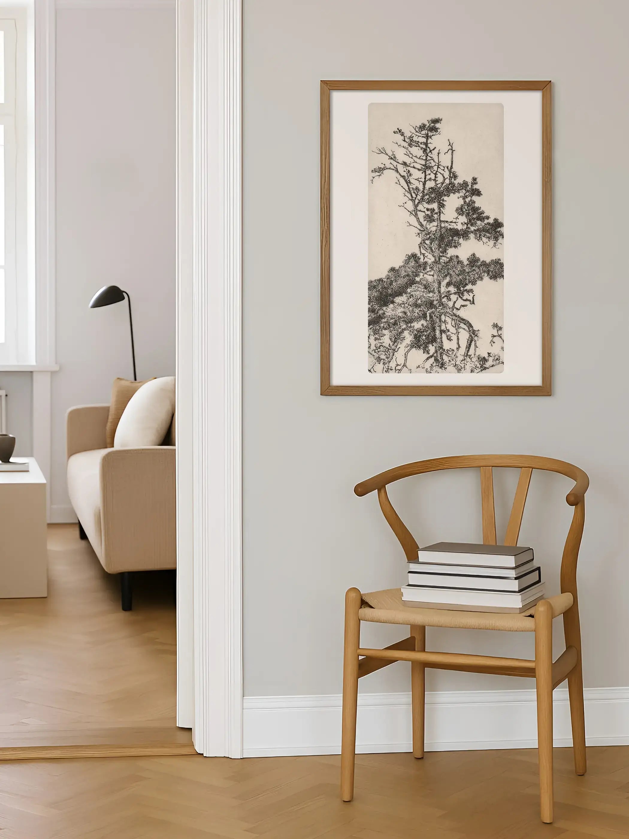Der gerahmte Kunstdruck mit einer historischen Kieferzeichnung hängt an einer hellen Wand über einem Holzstuhl. Das botanische Wandbild ergänzt skandinavische Einrichtungen, minimalistisches Wohnen und natürliche Wohnstile.