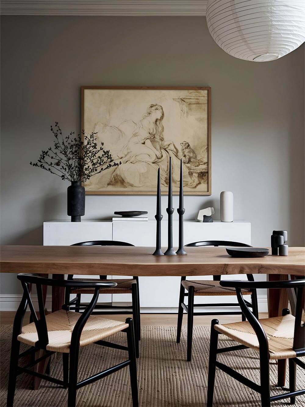 Eleganter Rokoko-Kunstdruck in warmen Sepiatönen, stilvoll gerahmt und an einer modernen Esszimmerwand präsentiert. Die zarte Linienführung und weichen Farbverläufe harmonieren perfekt mit einem minimalistischen, zeitlosen Einrichtungsstil.

