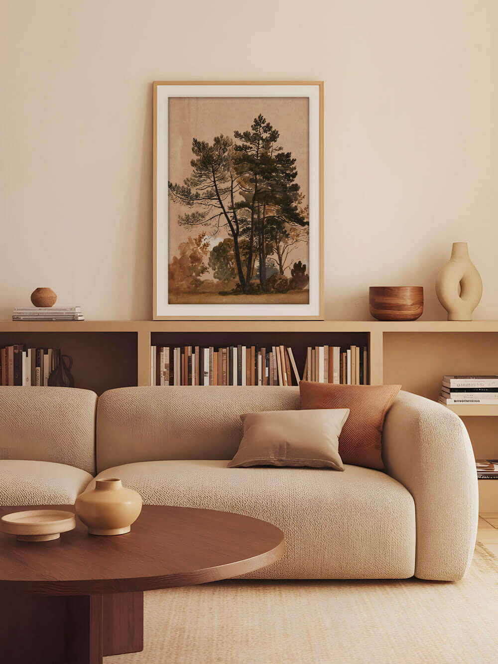 Kunstdruck einer Vintage-Baumzeichnung in einem minimalistischen Wohnzimmer. Der Druck zeigt Bäume in Erdtönen und ist in einem modernen Holzrahmen über einem beigen Sofa platziert. Umgeben von neutralen Tönen und Holzakzenten passt das Bild harmonisch zur warmen Atmosphäre des Raumes.