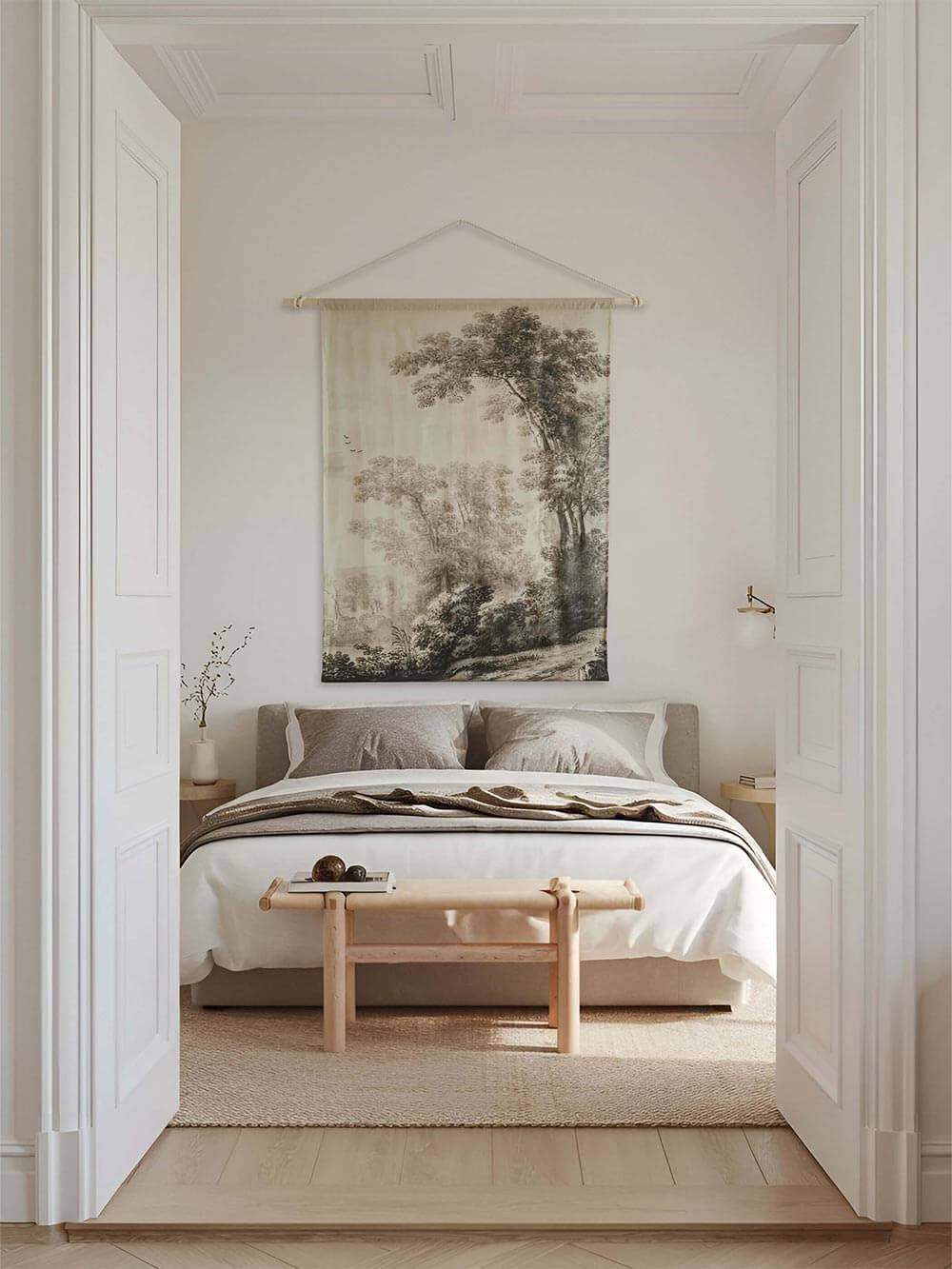 Schwarzer und weißer Landschafts-Wandteppich über einem Bett in einem minimalistischen Schlafzimmer. Die feinen Schattierungen und weichen Linien verleihen dem Raum Ruhe und Eleganz. Natürliche Materialien unterstreichen den zeitlosen Look.