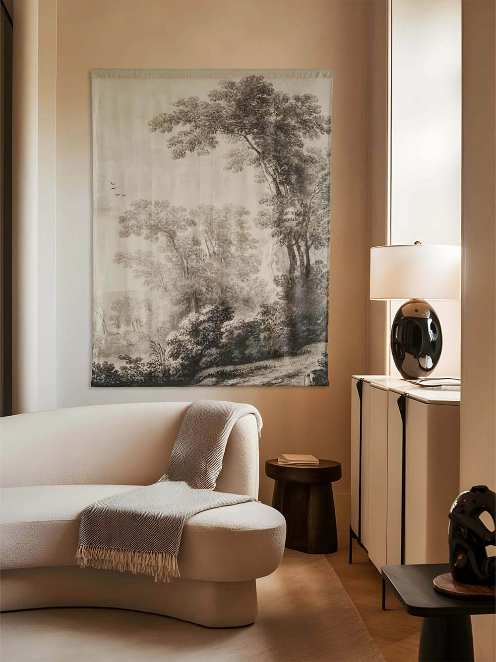 Großer monochromer Landschafts-Wandteppich im modernen Wohnzimmer. Die detailreiche Naturillustration mit Bäumen und Hügeln verleiht dem Raum eine beruhigende Atmosphäre. Hergestellt aus hochwertigem, strukturiertem Stoff.