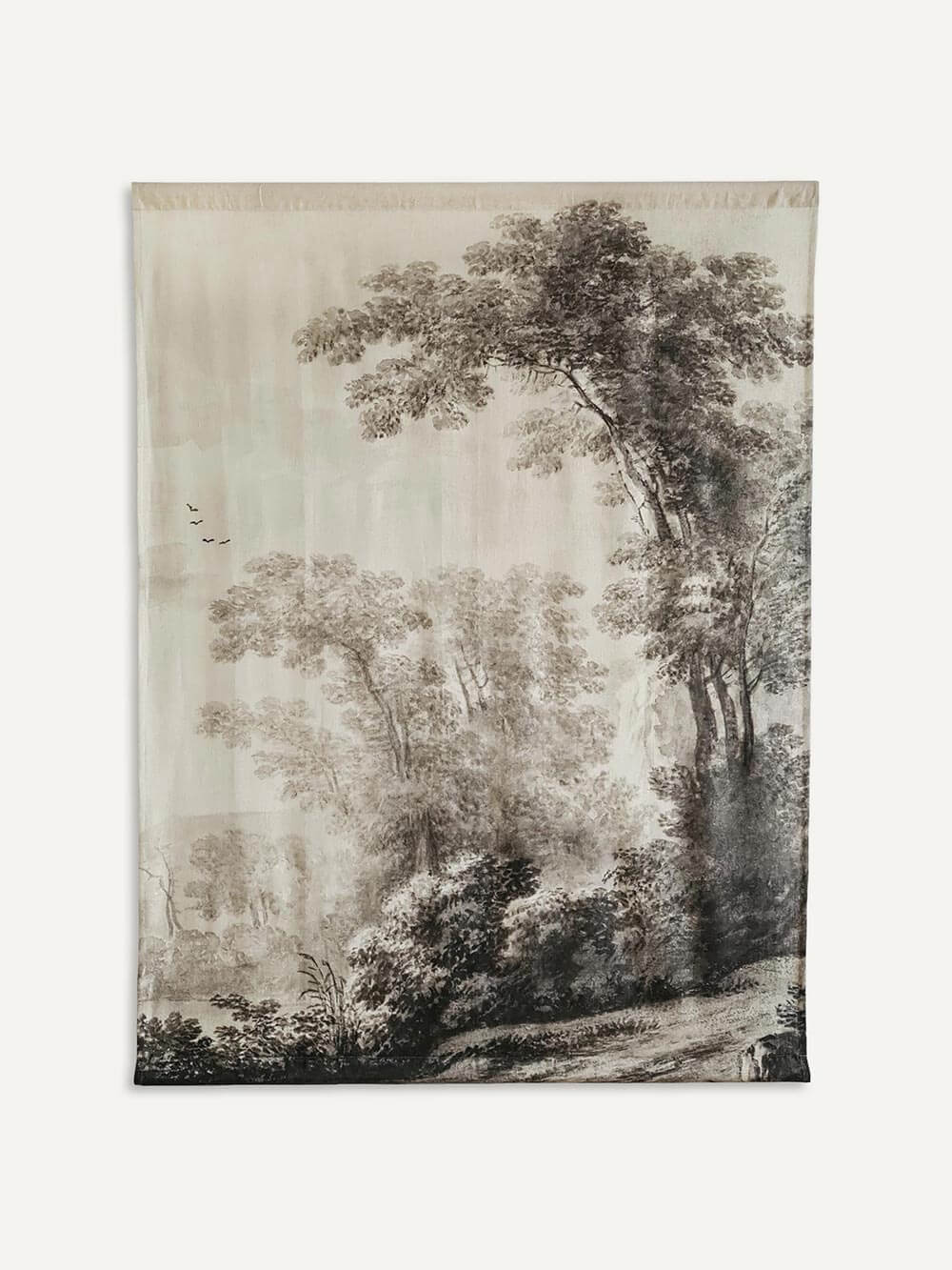 Monochromer Wandteppich mit detailreicher Landschaftszeichnung in Schwarz-Weiß. Klassisches Design mit Bäumen, Hügeln und Vögeln, inspiriert von historischen Radierungen. Perfekt für ein elegantes, zeitloses Ambiente im Wohnzimmer oder Schlafzimmer.