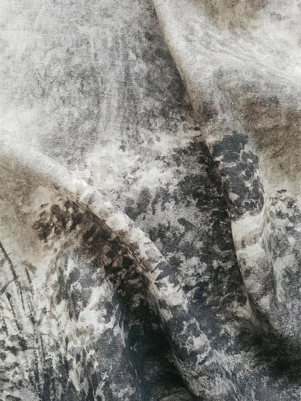 Detailansicht eines monochromen Wandteppichs aus Leinen mit feiner Struktur. Die realistische Landschaftsillustration zeigt sanfte Schattierungen und subtile Details, inspiriert von klassischen Radierungen.