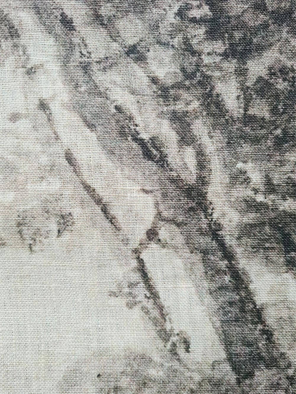 Nahaufnahme des gezeichneten Landschaftsmotivs auf strukturiertem Leinenstoff. Feine Linien und zarte Schattierungen erzeugen eine kunstvolle, elegante Optik. Hochwertiger Druck auf Naturfaser für einen authentischen Look.