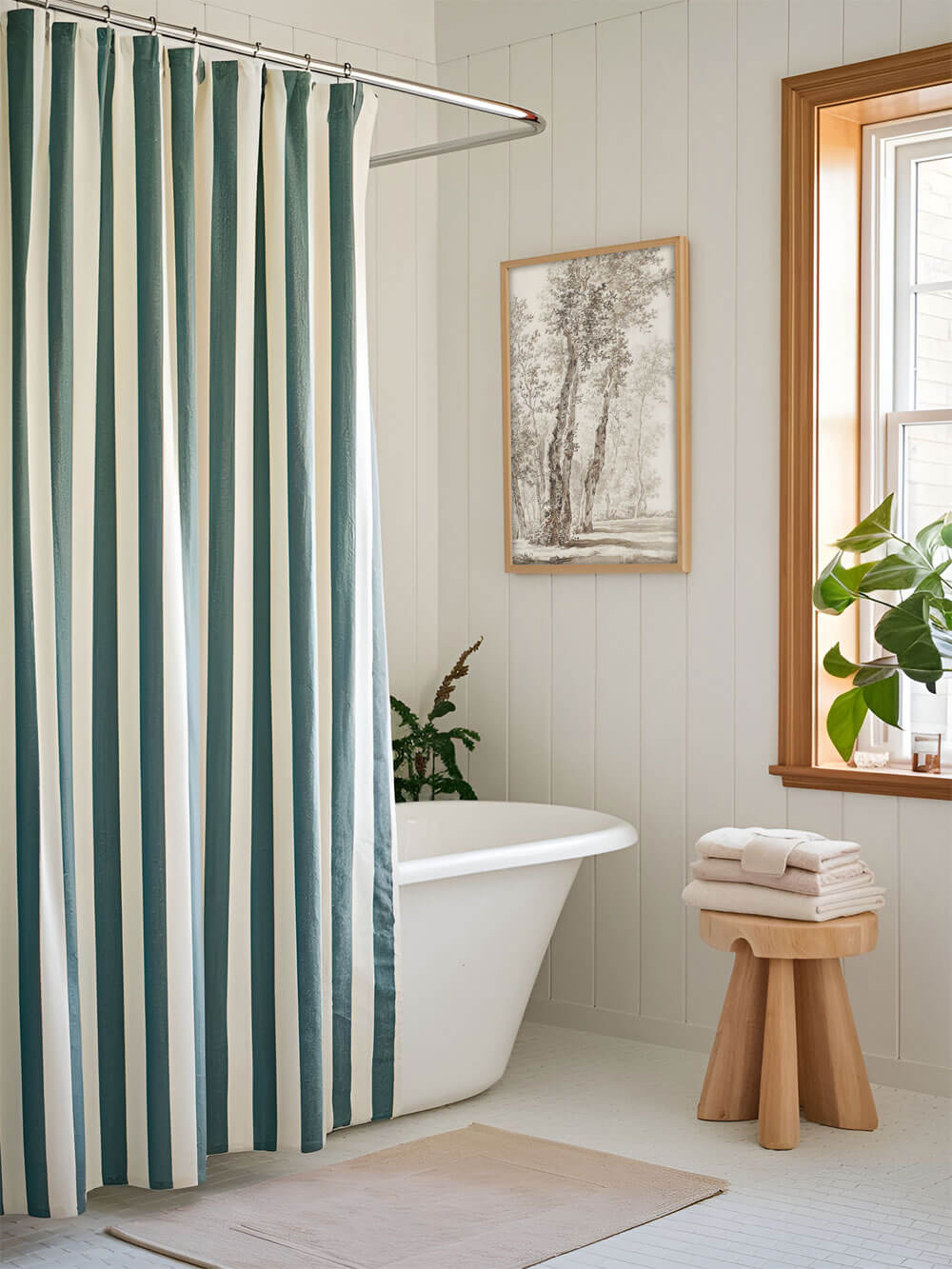 Antike Baumzeichnung als Kunstdruck im Badezimmer, aufgehängt neben einer freistehenden weißen Badewanne. Das Bild verleiht dem Raum eine ruhige, naturverbundene Atmosphäre und passt zum modernen, minimalistischen Design.