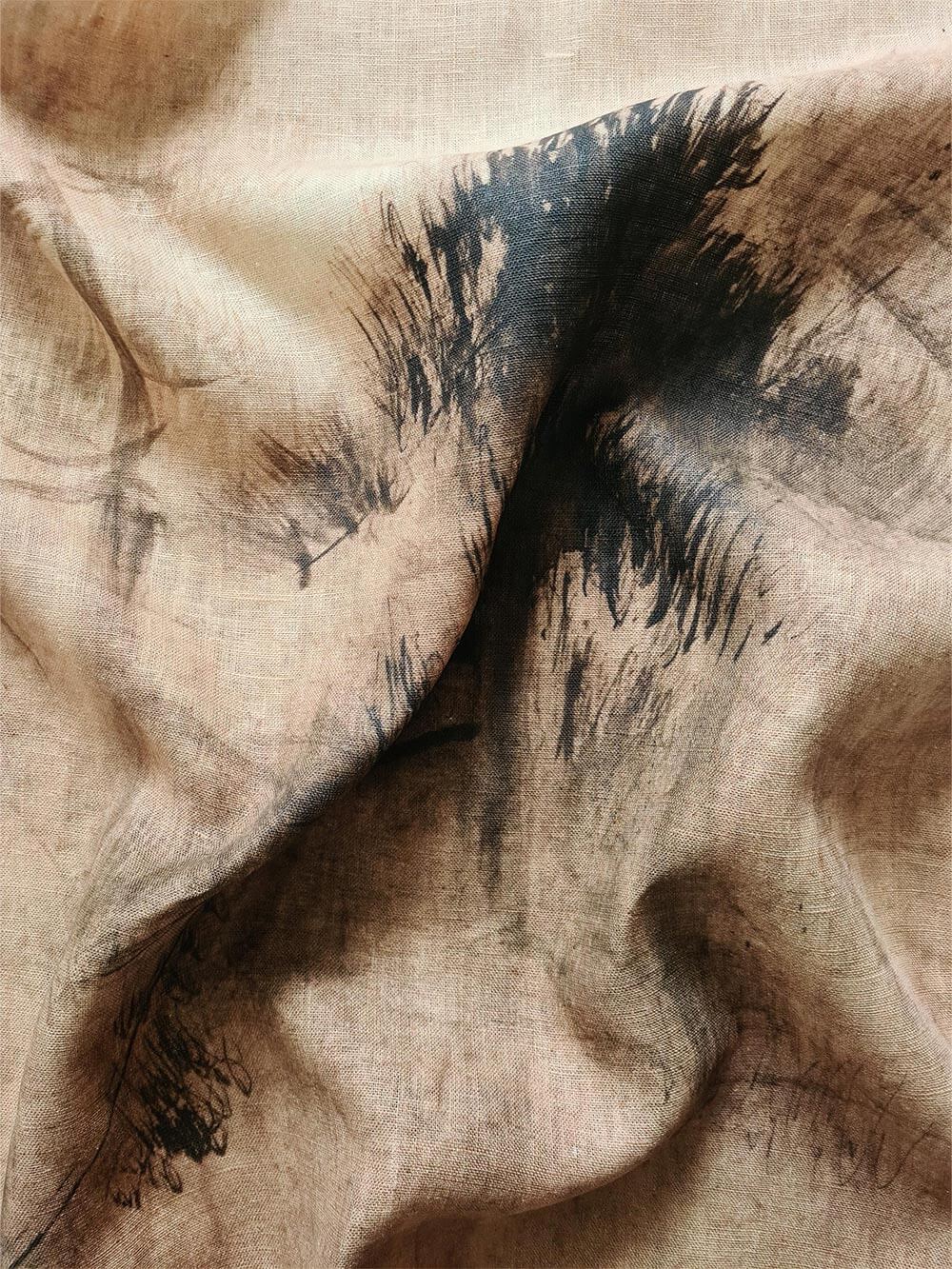 Detailaufnahme des Wabi-Sabi Wandteppichs mit feiner Leinenstruktur. Die kunstvoll verwischte Pinienzeichnung und sanfte Braun-Nuancen verleihen dem Stoff eine natürliche, gealterte Optik.