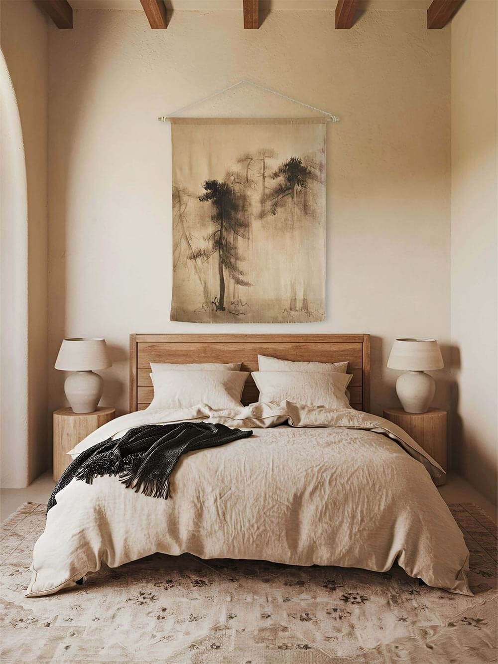 Wabi-Sabi Wandteppich mit minimalistischem Pinienmotiv über einem rustikalen Holzbett. Die natürlichen Beige- und Sepia-Töne harmonieren mit dem erdigen Japandi-Interieur.