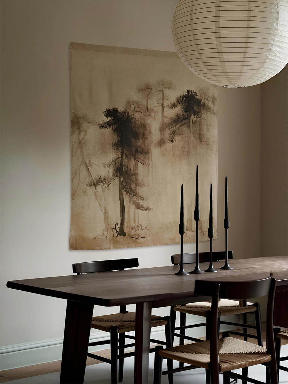 Japanisch inspirierter Wandteppich mit monochromer Kiefernlandschaft in einem eleganten Esszimmer. Dunkle Möbel und asiatische Akzente unterstreichen die ruhige, meditative Wirkung des Designs.