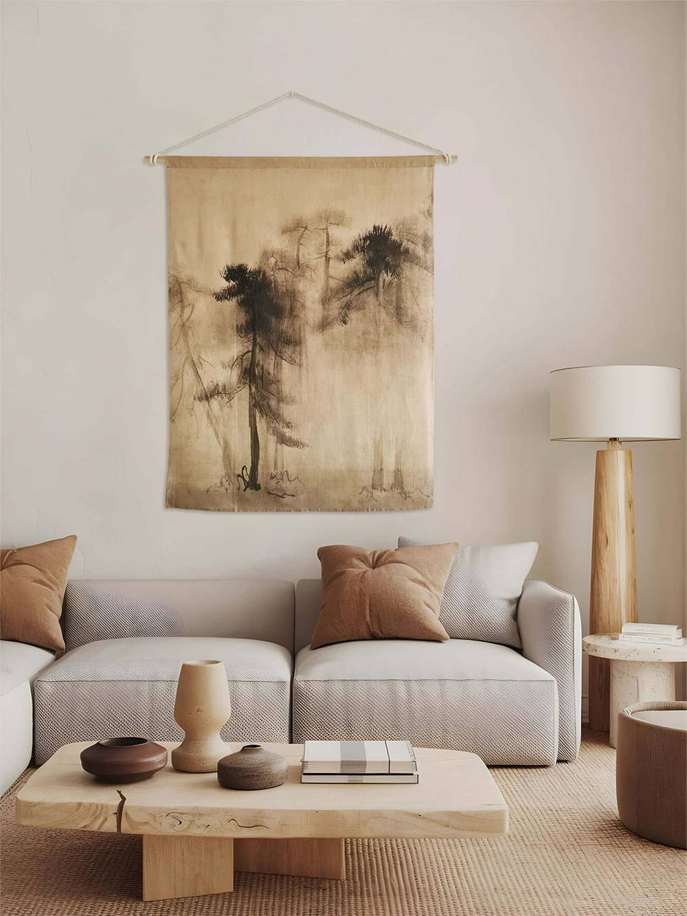 Handgefertigter Wabi-Sabi-Wandteppich mit Pinienmotiv in Sepia-Tönen, aufgehängt über einem modernen Sofa mit Erdtönen. Minimalistisches Design mit natürlicher Leinenstruktur für eine beruhigende, japanisch inspirierte Ästhetik.