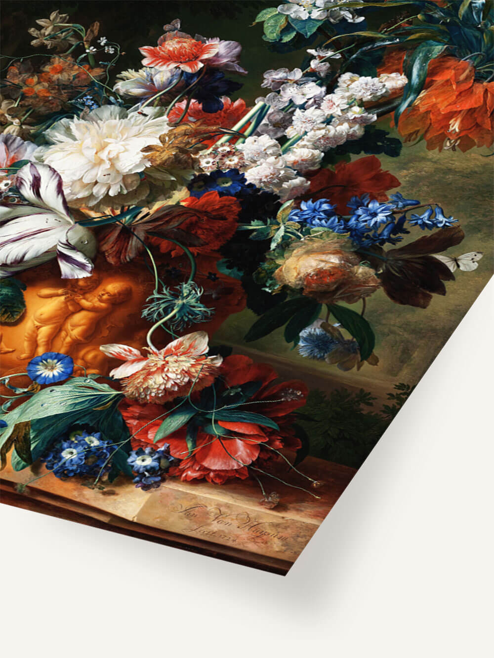 Detailansicht eines barocken Blumenstilllebens. Eine goldene Vase mit Engelsfiguren ist mit einem Überfluss an Blumen in Rot, Blau, Weiß und Grün gefüllt. Die Blütenblätter sind präzise dargestellt, von zarten, weißen Blüten bis hin zu kräftigen roten und blauen Blumen. Im Vordergrund fällt eine rote Blume mit grünen Blättern elegant über den Rand der Vase.