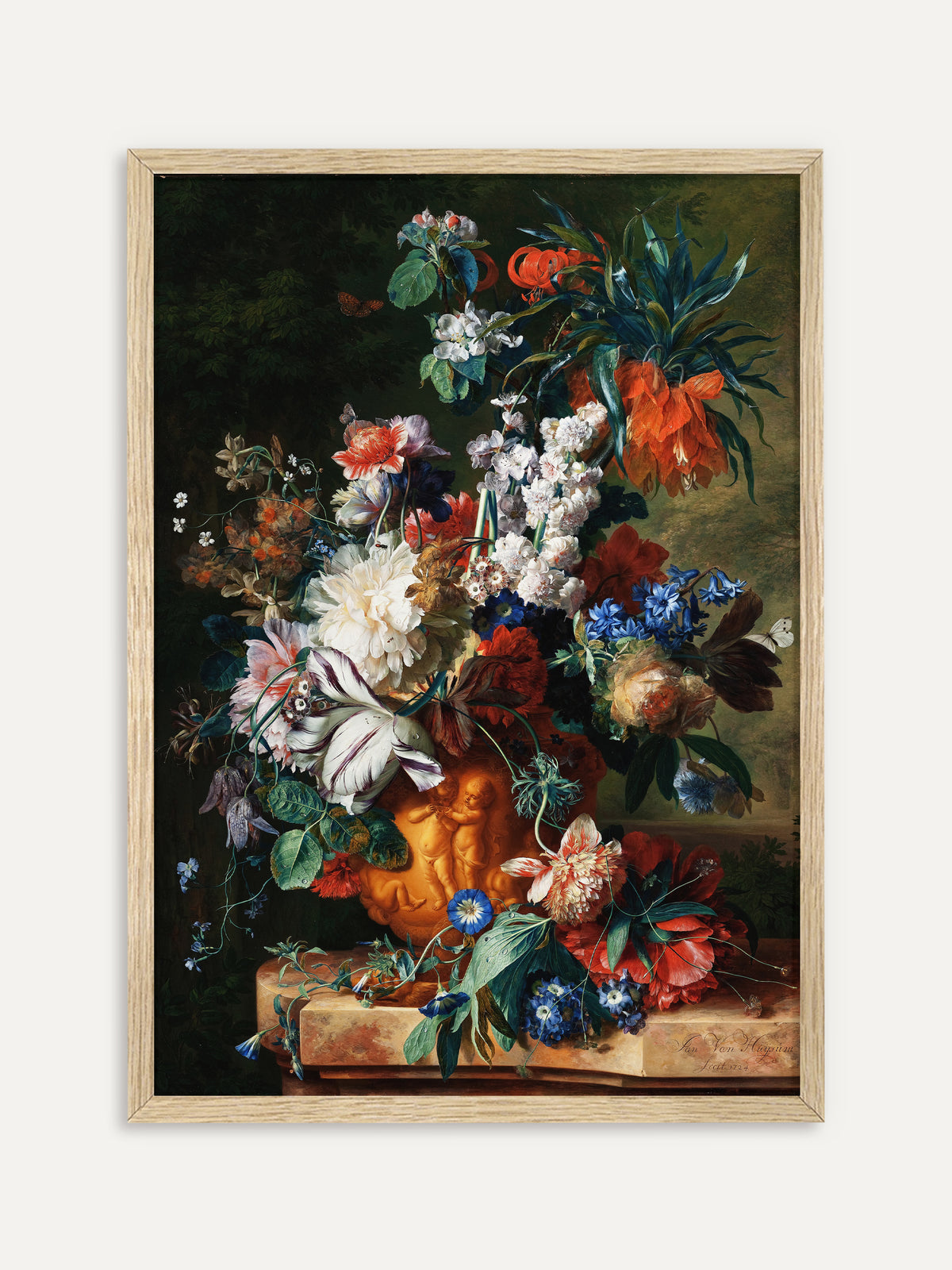 Kunstdruck, der eine Terrakottavase mit Puttenrelief voller Tulpen, Pfingstrosen, Kaiserkronen und Hyazinthen vor dunkelgrünem Grund zeigt. Im Rahmen aus hellem Holz wirkt das Stillleben frischer und leichter. #Rahmen_Helles Holz