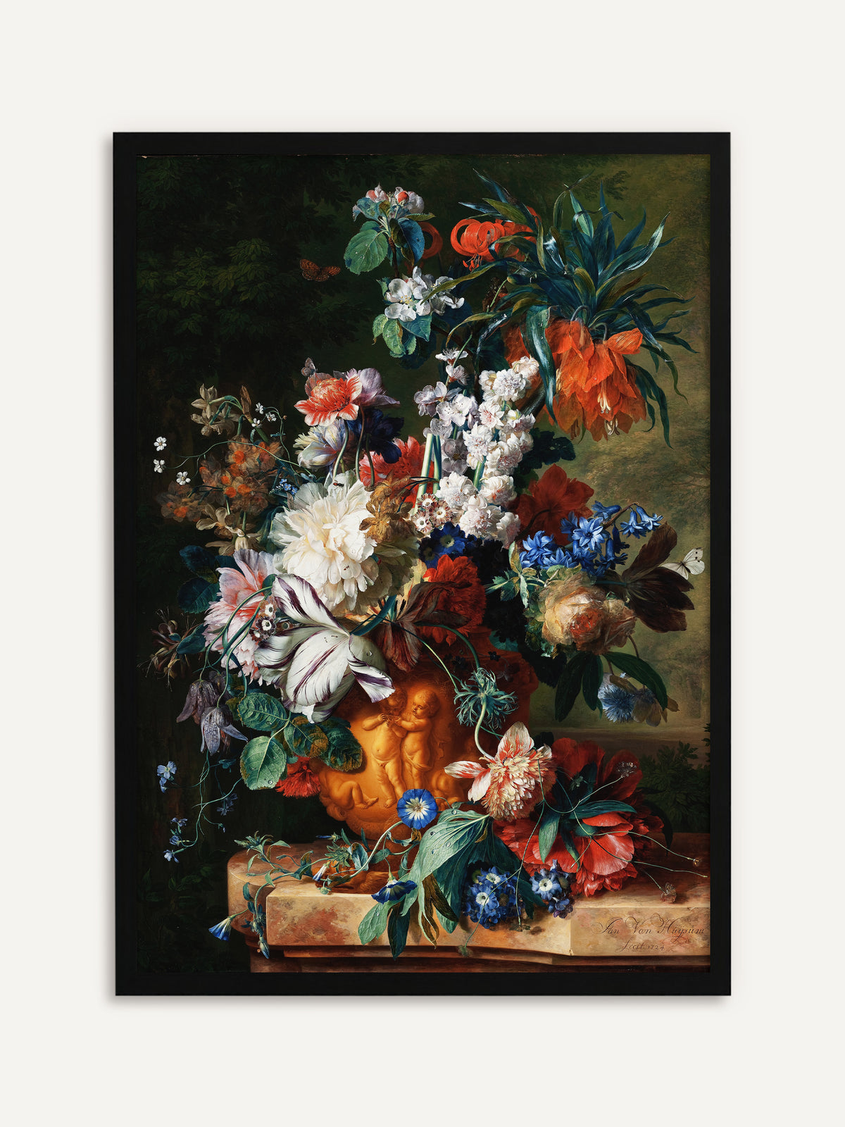 Gerahmtes Poster, das eine Terrakottavase mit Puttenrelief voller Tulpen, Pfingstrosen, Kaiserkronen und Hyazinthen vor dunkelgrünem Grund zeigt. Mit schwarzem Rahmen leuchten die Blüten vor dem dunklen Grund. #Rahmen_Schwarz