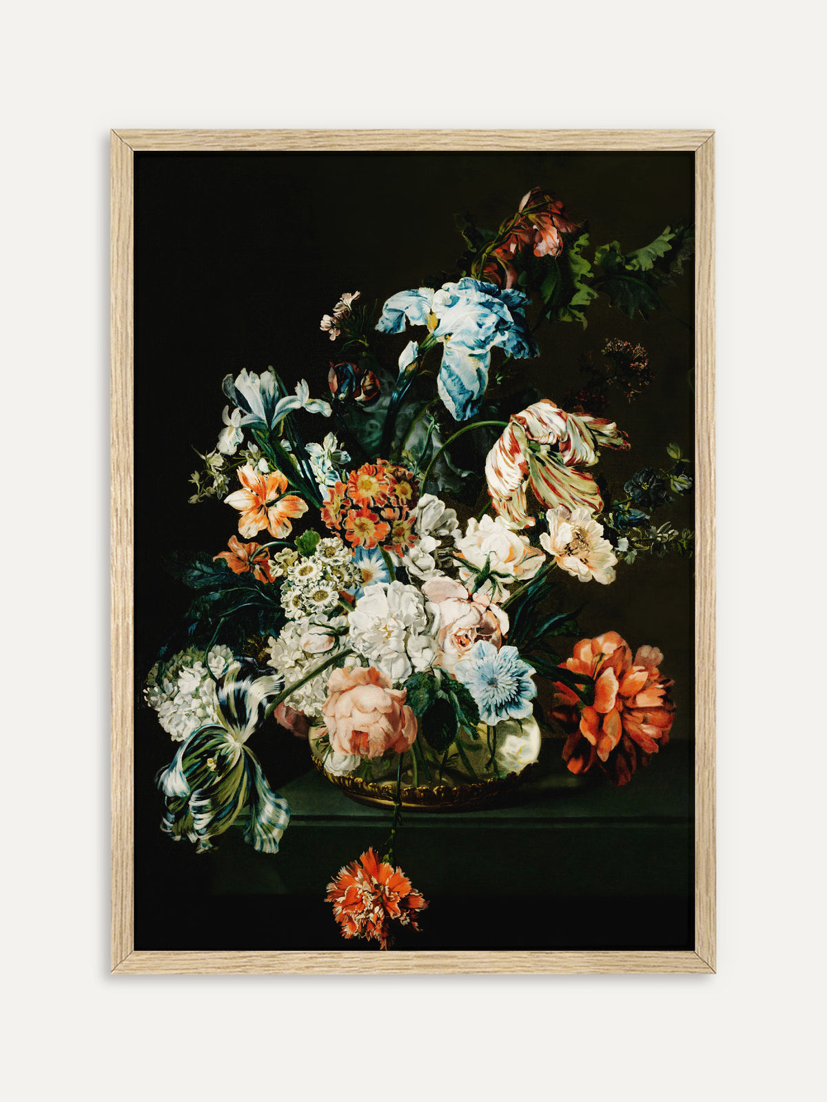 Kunstdruck, der einen üppigen Strauß aus Iris, geflammten Tulpen und Rosen in einer Glasschale vor fast schwarzem Grund zeigt. Im Rahmen aus hellem Holz bekommt das dunkle Stillleben einen hellen Kontrast. #Rahmen_Helles Holz