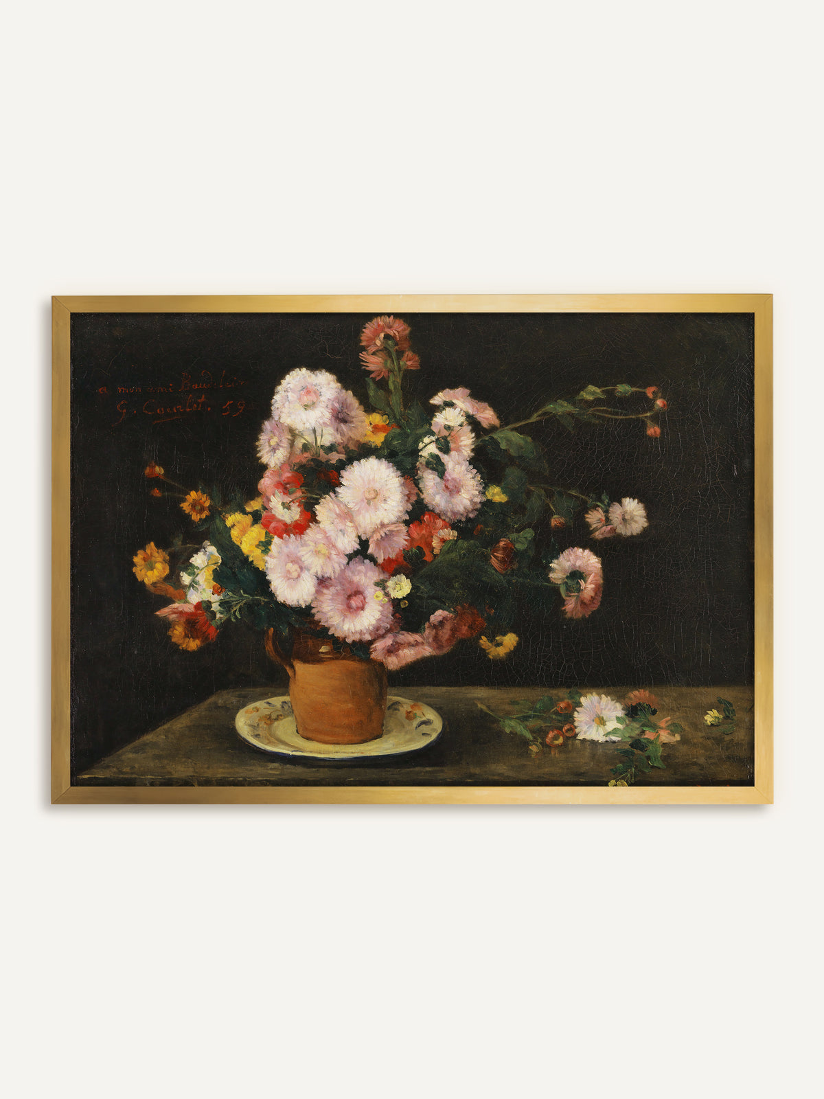 Wandbild, das einen Strauß rosa und weißer Astern mit roten und gelben Blüten in einem Tonkrug auf einem bemalten Teller vor fast schwarzem Hintergrund zeigt. Im goldenen Rahmen greift das Bild die gelben Blüten auf und wirkt wie ein antikes Ölgemälde. #Rahmen_Gold