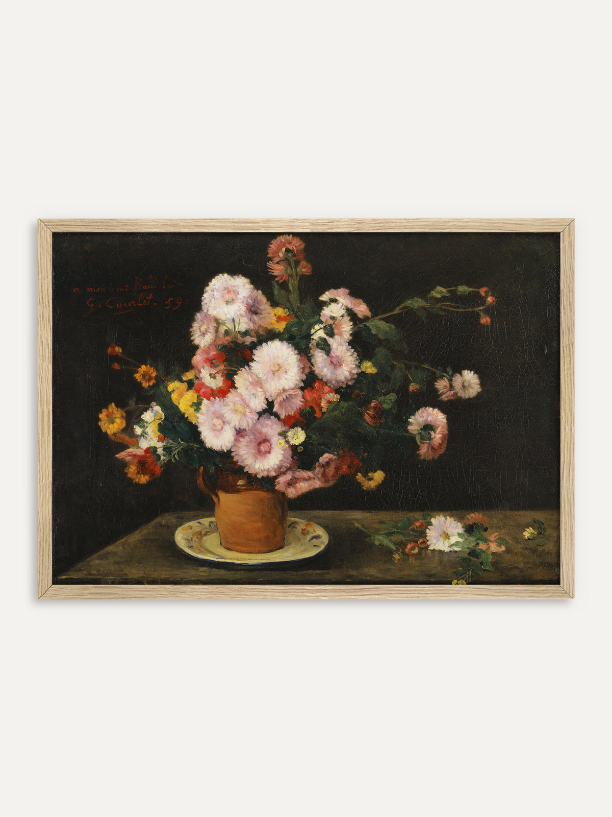 Kunstdruck, der einen Strauß rosa und weißer Astern mit roten und gelben Blüten in einem Tonkrug auf einem bemalten Teller vor fast schwarzem Hintergrund zeigt. Im Rahmen aus hellem Holz wirkt das dunkle Blumenstillleben etwas leichter und wärmer. #Rahmen_Helles Holz