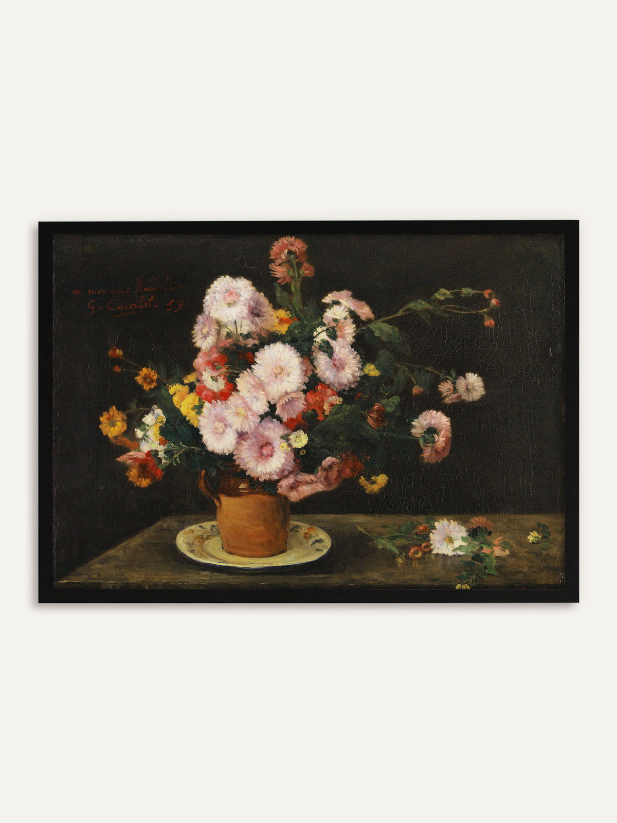 Gerahmtes Poster, das einen Strauß rosa und weißer Astern mit roten und gelben Blüten in einem Tonkrug auf einem bemalten Teller vor fast schwarzem Hintergrund zeigt. Mit schwarzem Rahmen geht der Rand in den dunklen Grund über und die Blüten leuchten moody und klar. #Rahmen_Schwarz