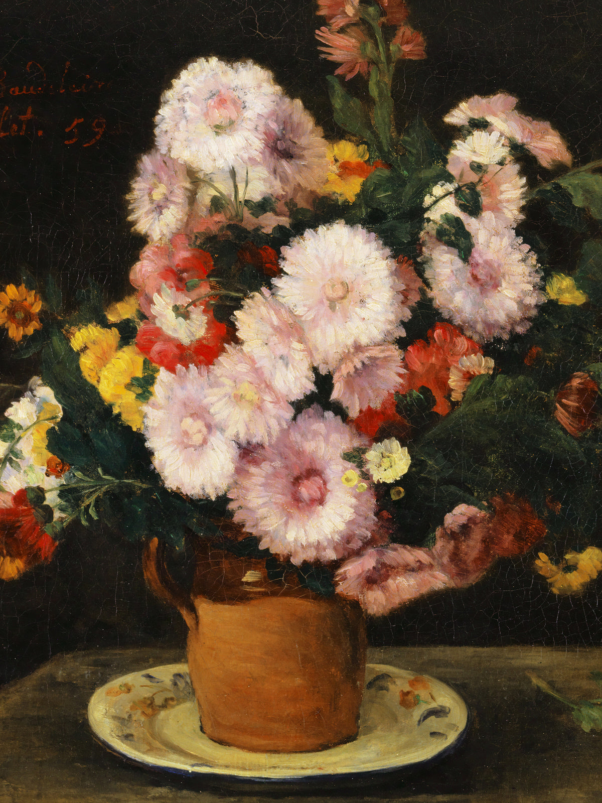 Detailaufnahme des Kunstdrucks mit rosa und weißen Asterblüten, roten und gelben Blumen und dem Tonkrug auf dem bemalten Teller. Die feinen Risse der alten Farbschicht sind deutlich zu erkennen.
