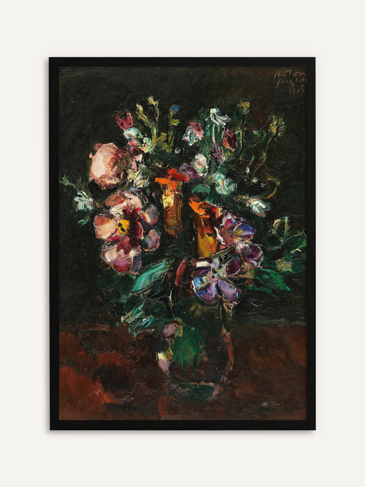 Gerahmtes Poster, das einen üppigen Blumenstrauß in Rosa, Violett, Weiß und leuchtendem Orange in einer grünen Vase auf einem rotbraunen Tisch vor fast schwarzem Hintergrund zeigt. Im schwarzen Rahmen leuchten die Blüten noch kräftiger, ein Vintage-Blumenbild mit klarer Kontur. #Rahmen_Schwarz