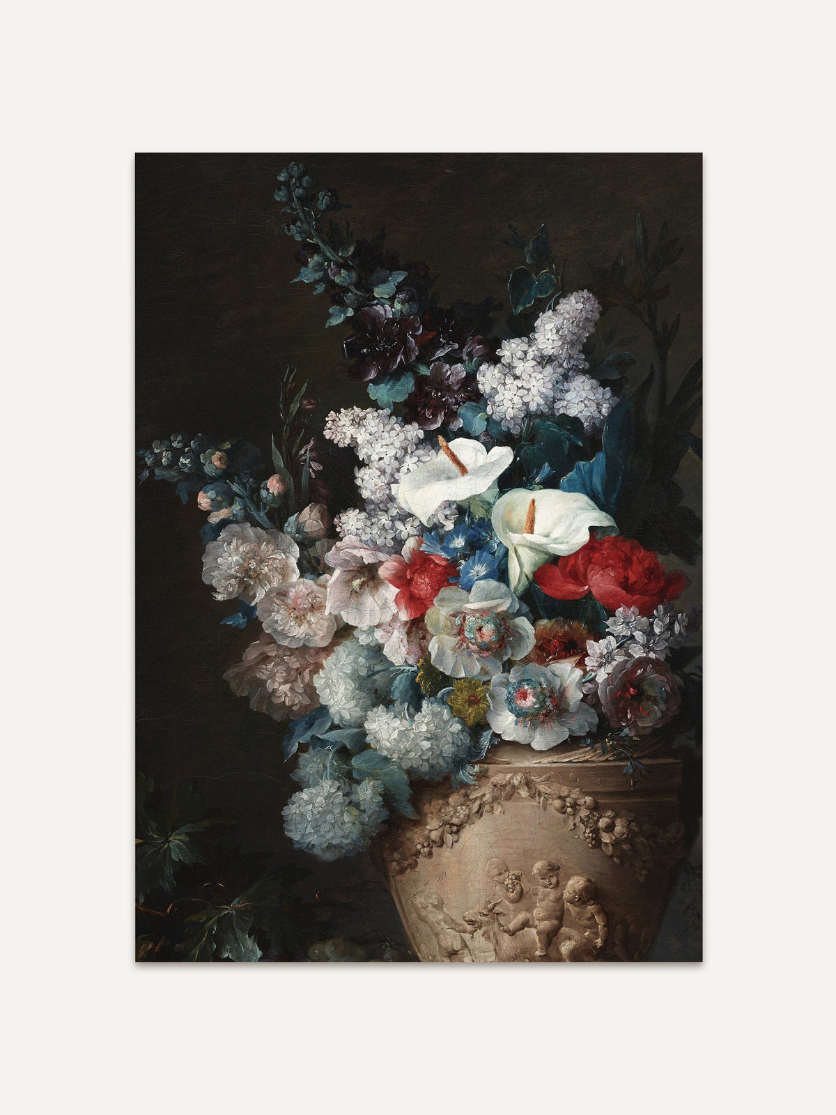 Ein detailreiches, barockes Blumenstillleben, das eine Vielzahl von üppigen, farbenfrohen Blüten zeigt. In einer antiken Vase mit kunstvollen Putten-Reliefs arrangiert, leuchten weiße Callas, rote Rosen, blaue und rosafarbene Hortensien vor einem dunklen Hintergrund. Die kräftigen Farben und der Kontrast zum dunklen Hintergrund schaffen eine dramatische und elegante Atmosphäre. #Rahmen_Ohne Rahmen