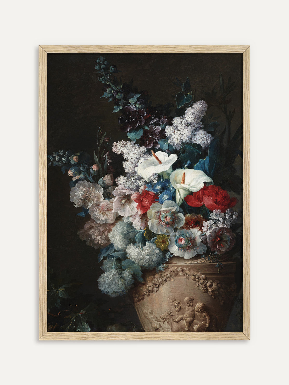Kunstdruck, der weiße Callas, rote Pfingstrosen, Flieder, Stockrosen und blassblauen Schneeball in einer steinernen Vase mit Putten-Relief vor dunklem Hintergrund zeigt. Im Rahmen aus hellem Holz wirkt das üppige Blumenstillleben hell und ruhig. #Rahmen_Helles Holz
