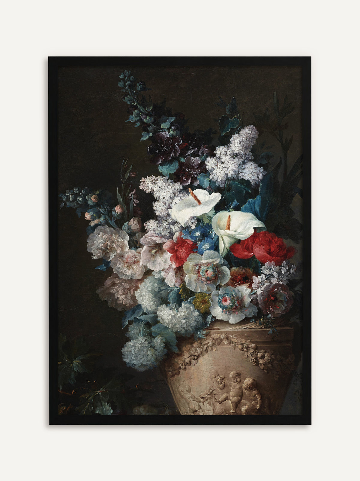 Gerahmtes Poster, das weiße Callas, rote Pfingstrosen, Flieder, Stockrosen und blassblauen Schneeball in einer steinernen Vase mit Putten-Relief vor dunklem Hintergrund zeigt. Mit schwarzem Rahmen wird das Vintage-Blumenbild klar und modern. #Rahmen_Schwarz