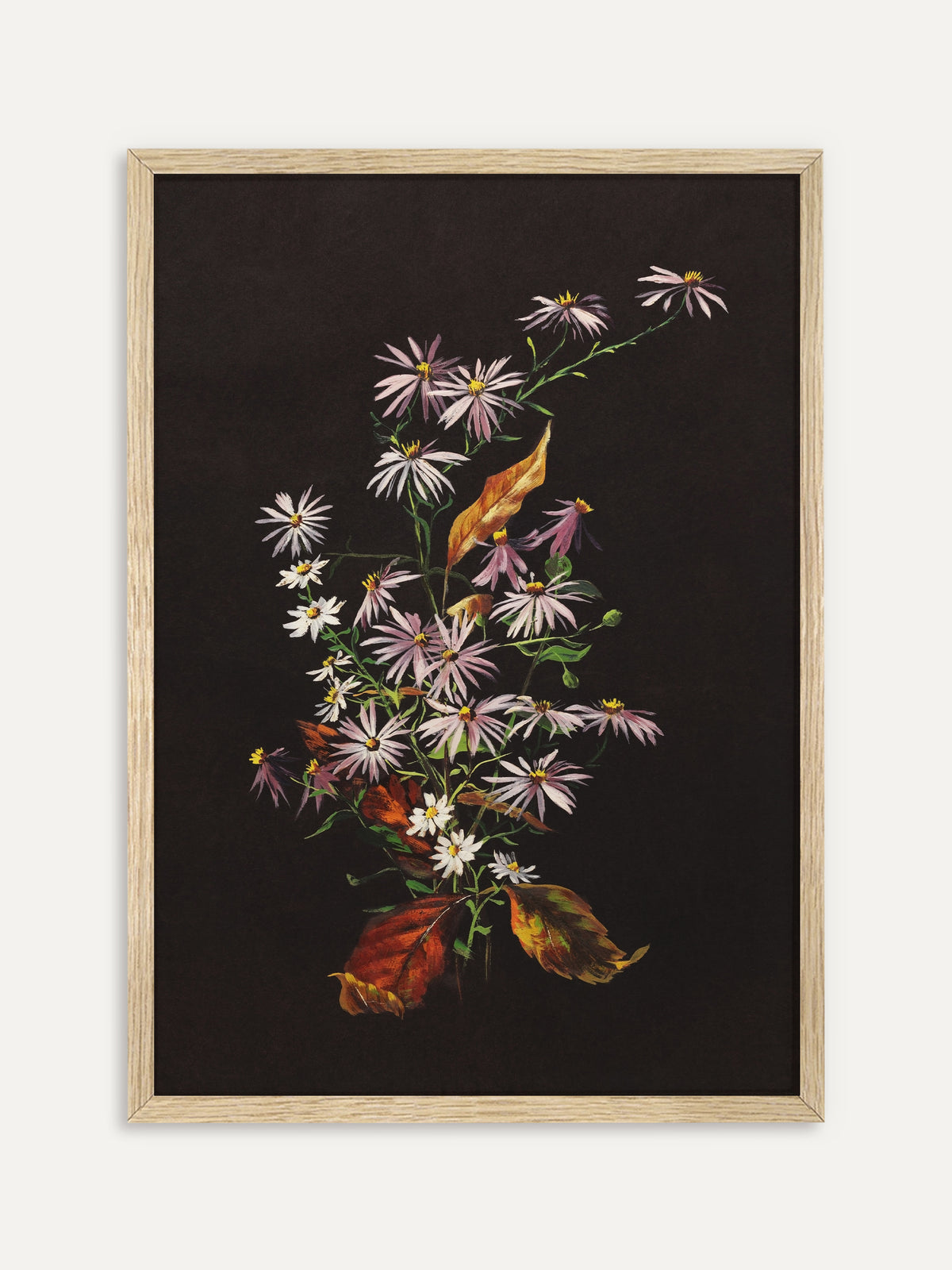 Kunstdruck, der einen lockeren Strauß aus zartlila und weißen Astern mit roten und goldgelben Herbstblättern vor dunkelbraunem Hintergrund zeigt. Im Rahmen aus hellem Holz wirkt das botanische Herbstbild leicht und natürlich. #Rahmen_Helles Holz
