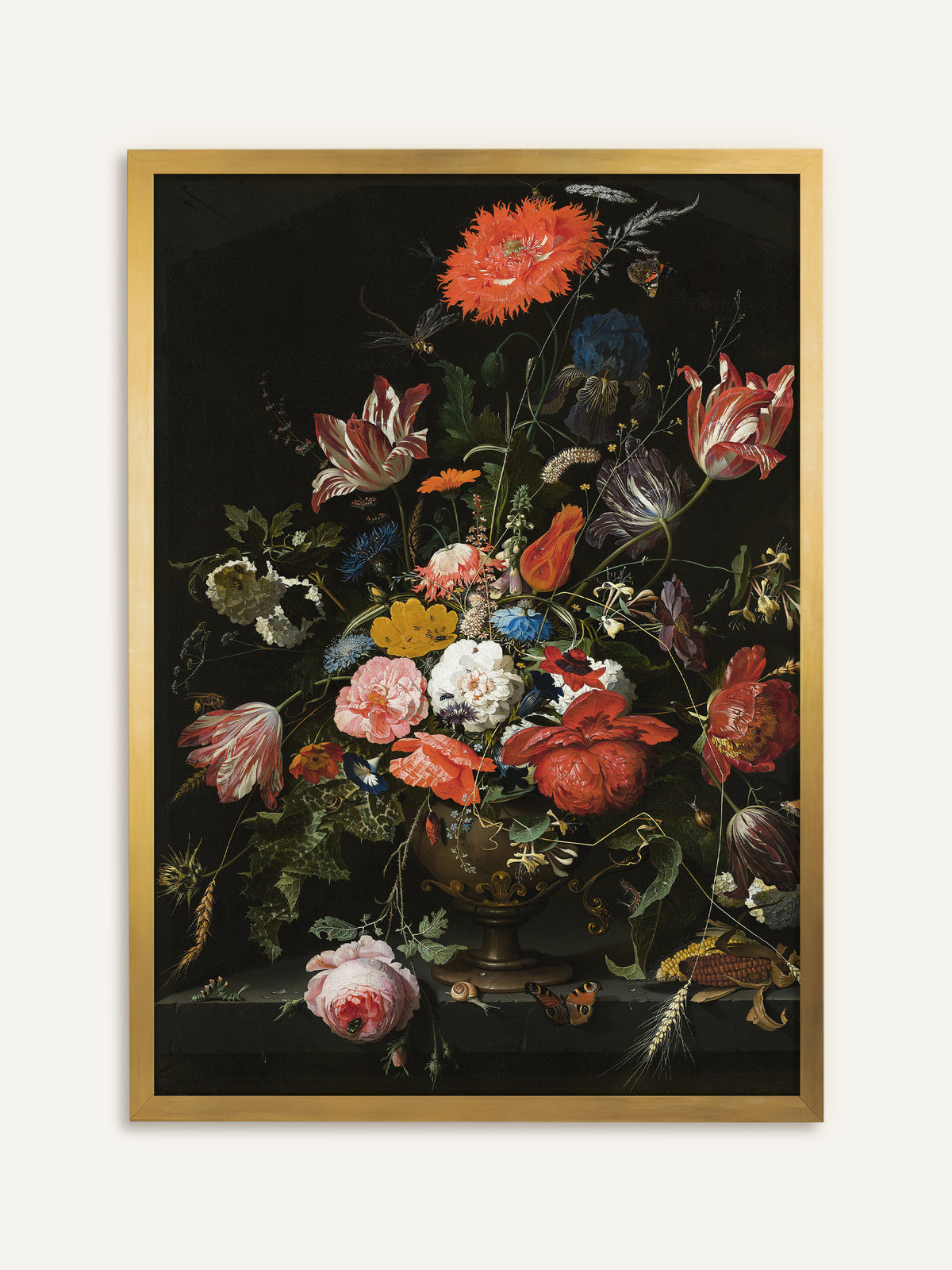 Wandbild, das roten Mohn, gestreifte Tulpen, blaue Iris, Rosen und Pfingstrosen in einer Bronzevase auf einem Steinsims vor dunklem Hintergrund zeigt, davor ein Schmetterling und eine Schnecke. Im goldenen Rahmen wirkt das Bild wie ein antikes Gemälde aus einer alten Sammlung. #Rahmen_Gold