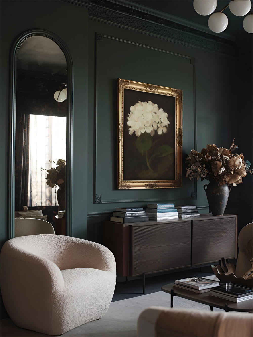 Ein eleganter Kunstdruck mit weißen Hortensienblüten vor einem schwarzen Hintergrund hängt in einem luxuriösen Wohnzimmer. Das Bild ist in einen goldenen, detailreichen Rahmen eingefasst und fügt sich perfekt in die dunkelgrünen Wände und die edle Einrichtung mit weißen Sesseln und stilvollen Dekorationen ein.