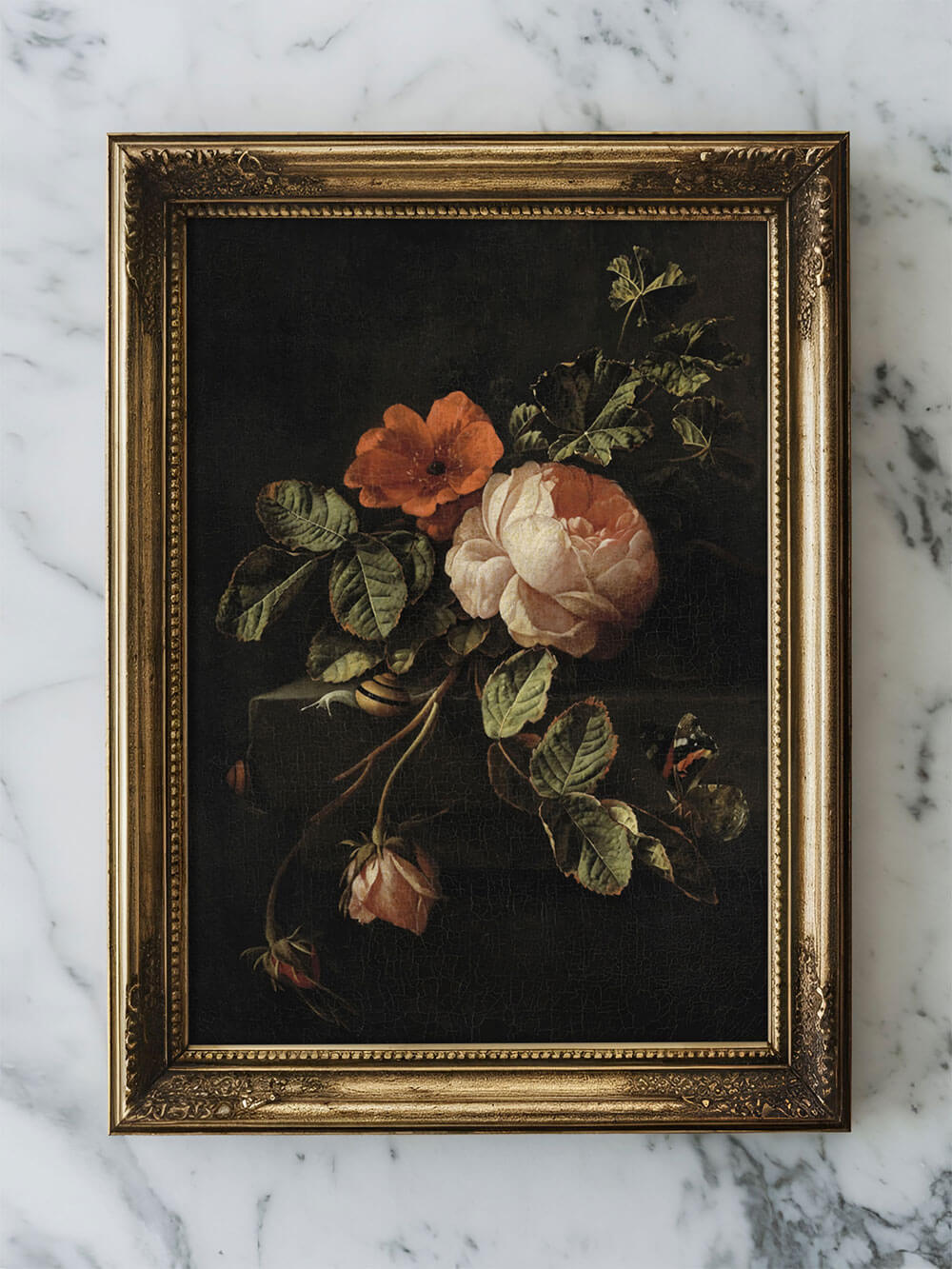 Ein Blumenstillleben in einem goldenen Rahmen mit detailgetreu gemalten Rosen und Blättern vor einem tiefschwarzen Hintergrund. Der Druck liegt auf einer eleganten Marmoroberfläche und wird von der Struktur des Rahmens und den glänzenden Oberflächen des Marmors kontrastiert.