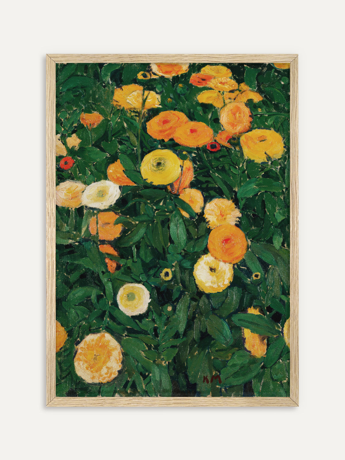 Kunstdruck, der ein dichtes Beet aus orangen, gelben und cremeweißen Ringelblumen zwischen tiefgrünen Blättern im Hochformat zeigt, dazwischen kleine rote Knospen. Im Rahmen aus hellem Holz wirkt das Blumenbild sommerlich leicht und passt zu einer Einrichtung im Cottagecore Stil. #Rahmen_Helles Holz