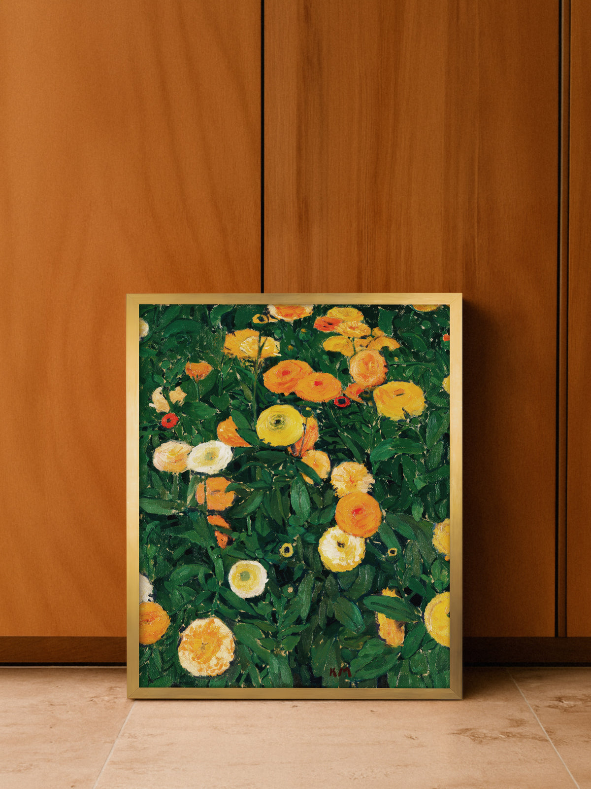 Kunstdruck mit Ringelblumen im goldenen Rahmen, angelehnt an eine Wand aus warmem Holz auf hellem Fliesenboden. Goldrahmen und Holz verstärken das sommerliche Leuchten der orangen und gelben Blüten.